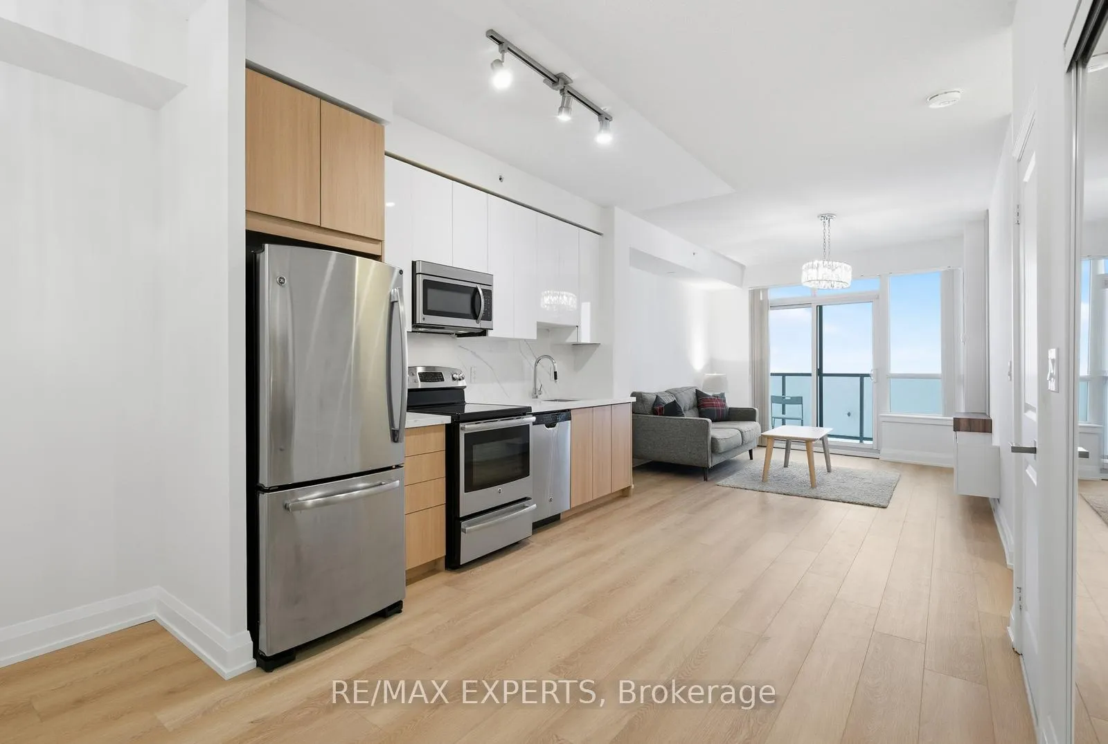 Photo 6 of Unit 2433, 7161 Yonge Street, Markham, Grandview — HOMEH