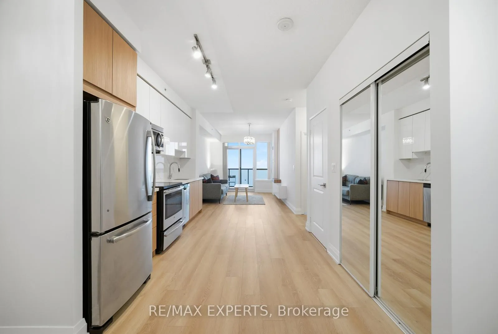 Photo 7 of Unit 2433, 7161 Yonge Street, Markham, Grandview — HOMEH