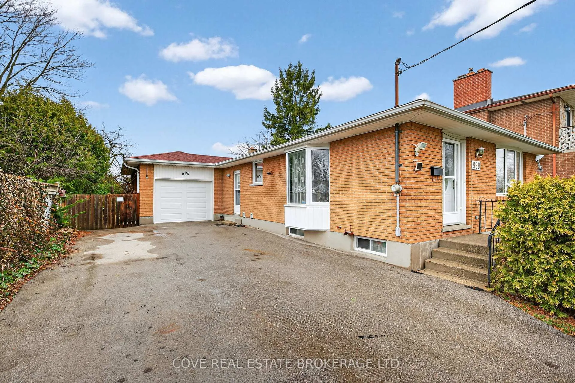 Photo 2 of 999 Willow Drive, London, South Y — HOMEH