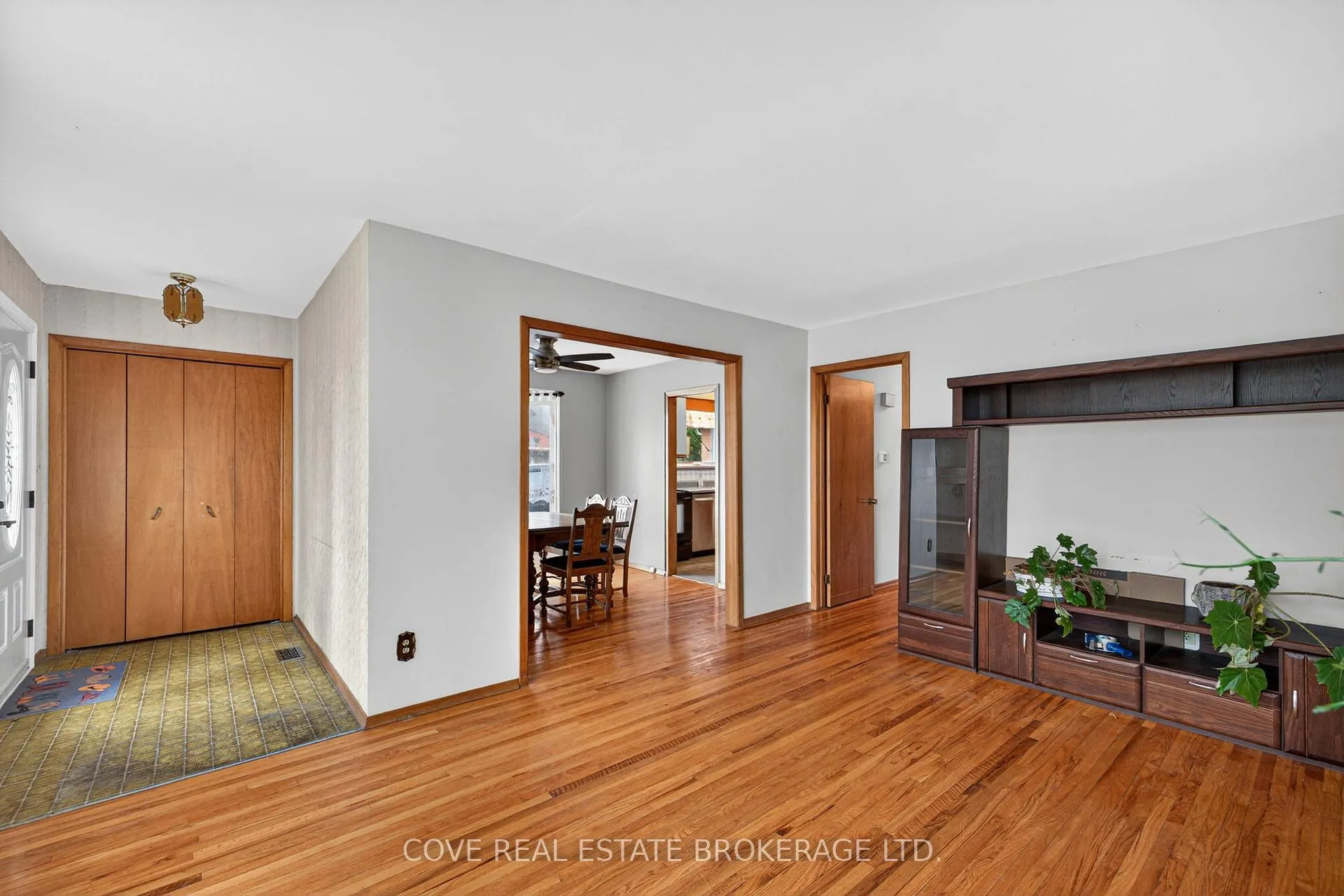Photo 3 of 999 Willow Drive, London, South Y — HOMEH