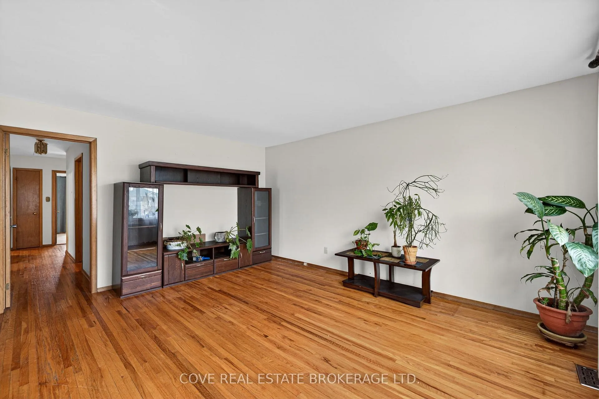 Photo 4 of 999 Willow Drive, London, South Y — HOMEH