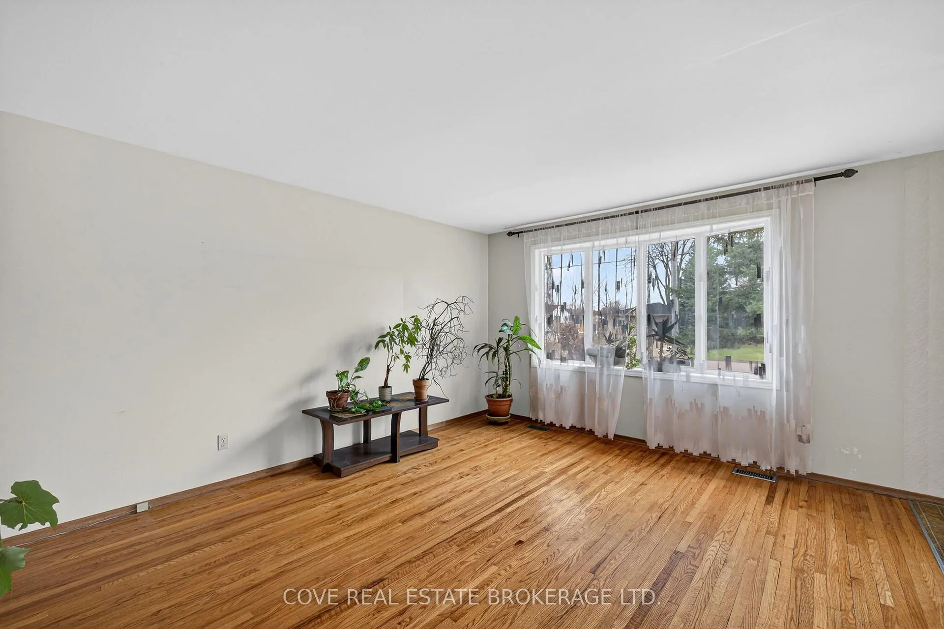 Photo 5 of 999 Willow Drive, London, South Y — HOMEH