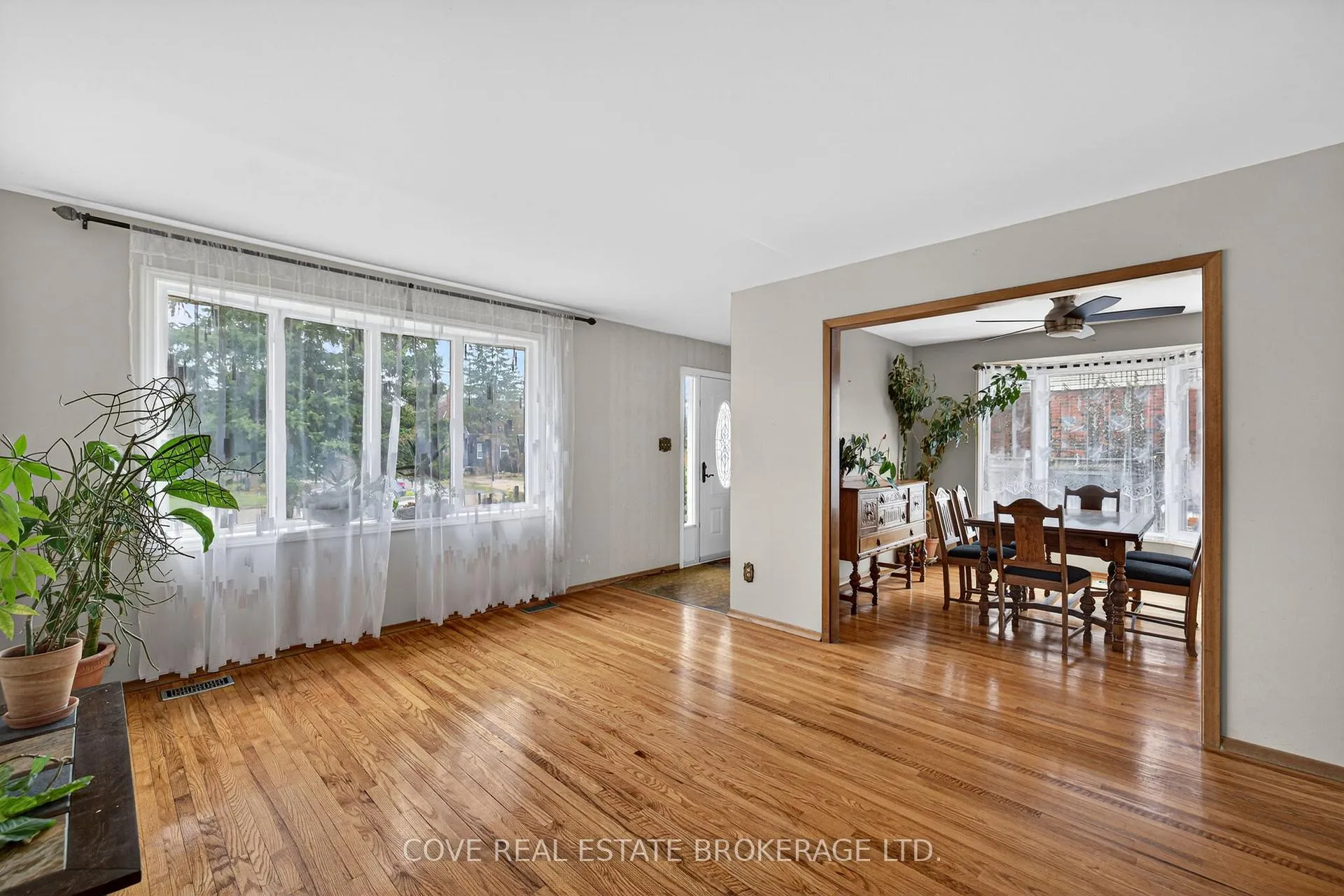 Photo 6 of 999 Willow Drive, London, South Y — HOMEH