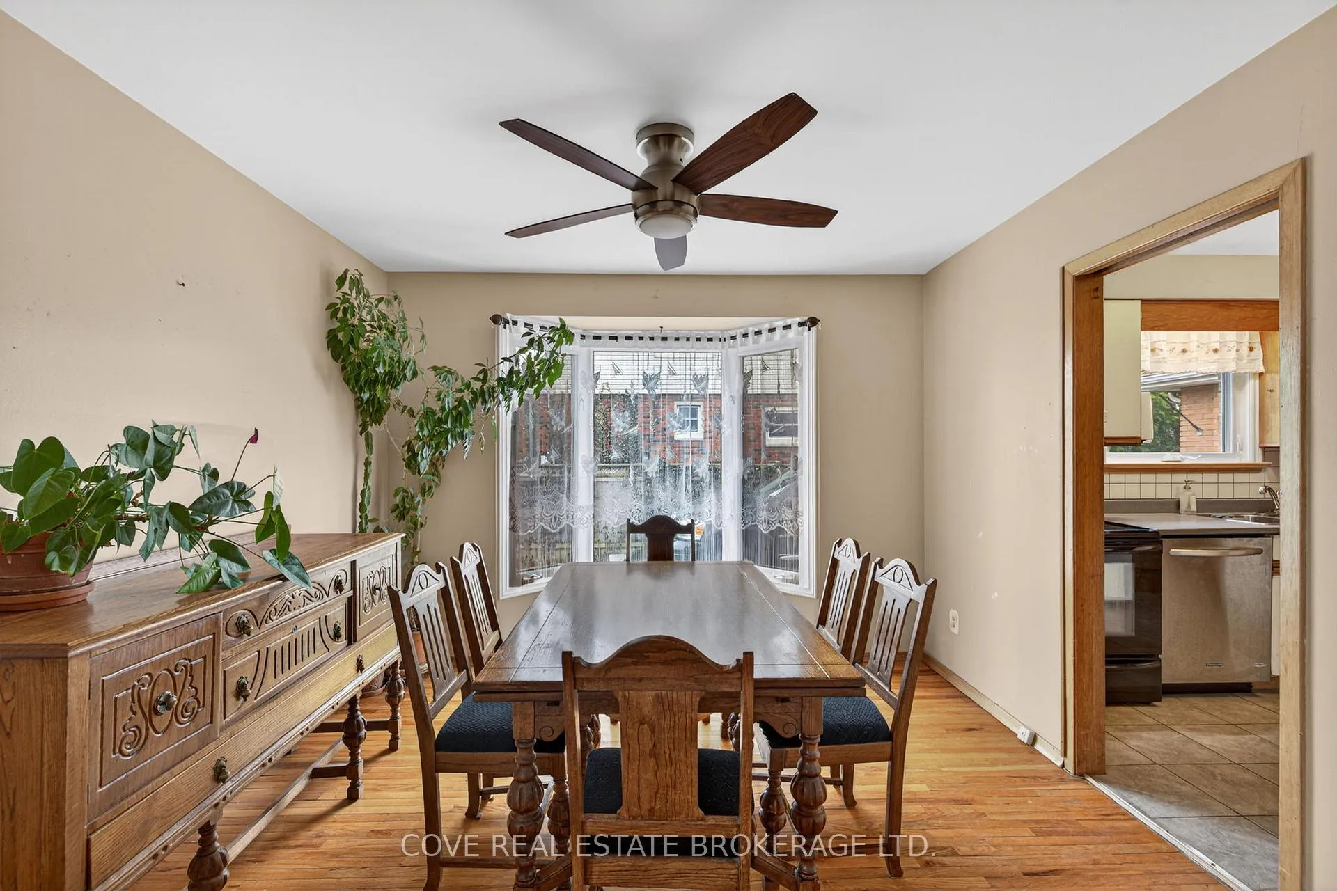 Photo 7 of 999 Willow Drive, London, South Y — HOMEH