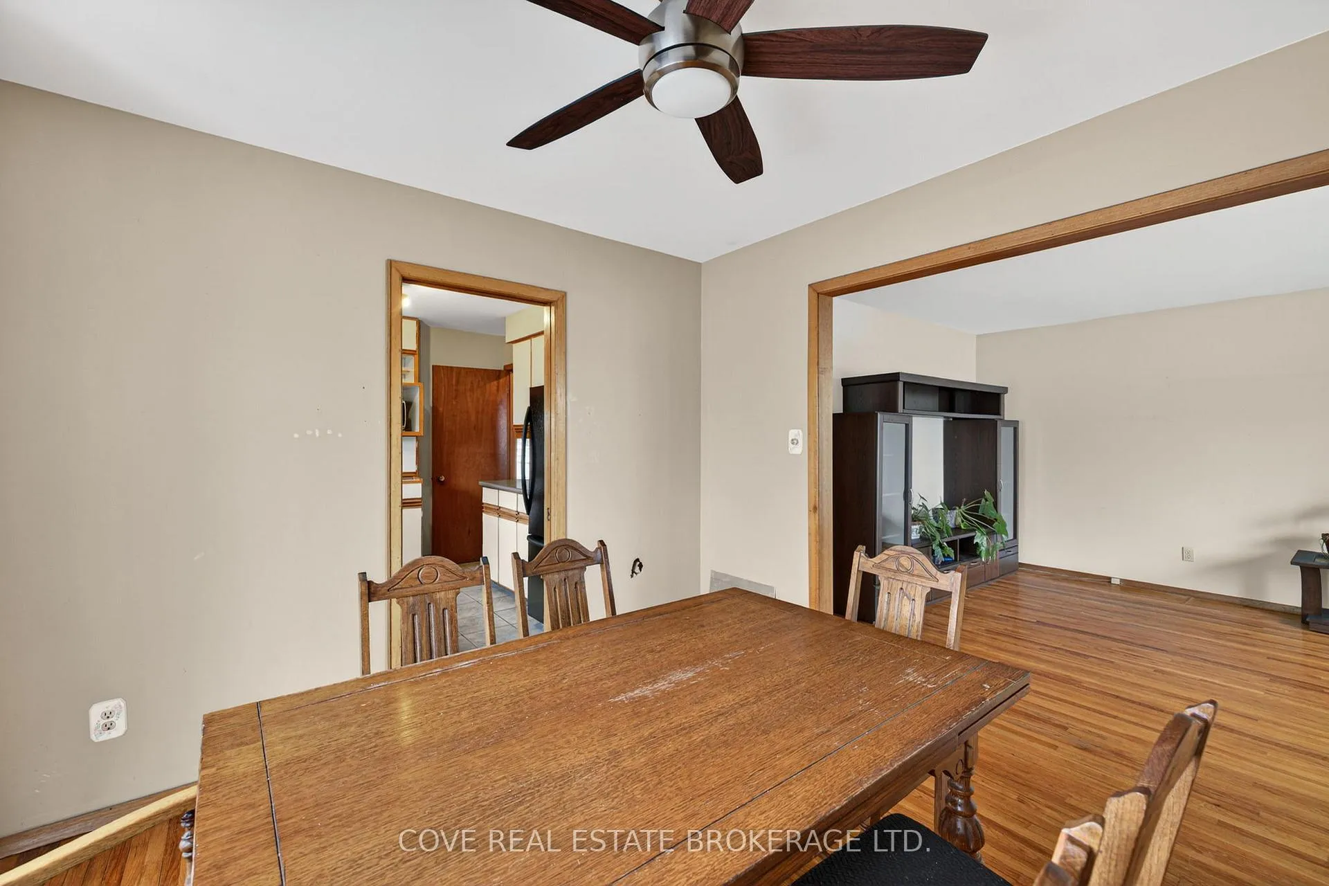Photo 8 of 999 Willow Drive, London, South Y — HOMEH