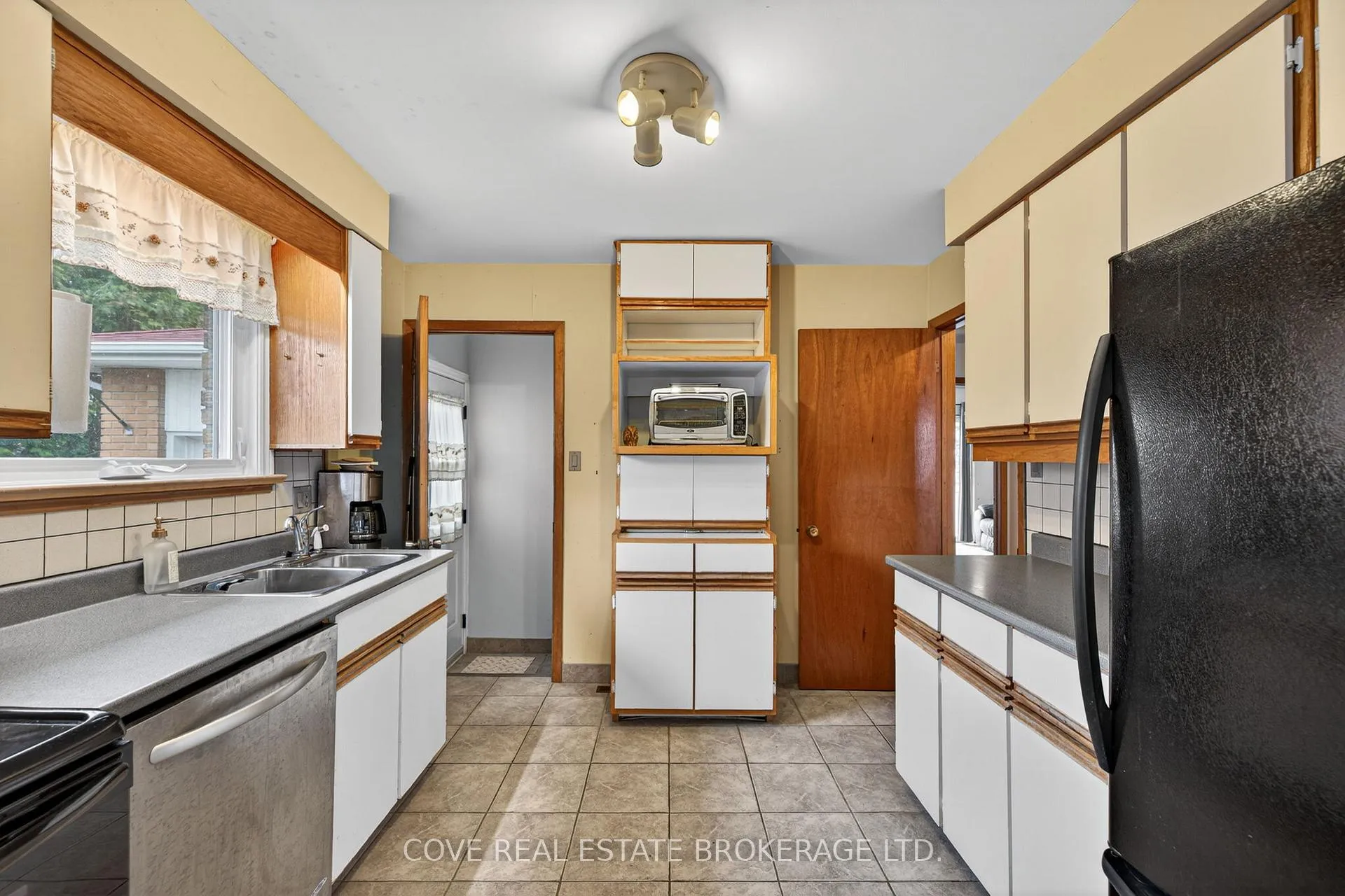 Photo 9 of 999 Willow Drive, London, South Y — HOMEH