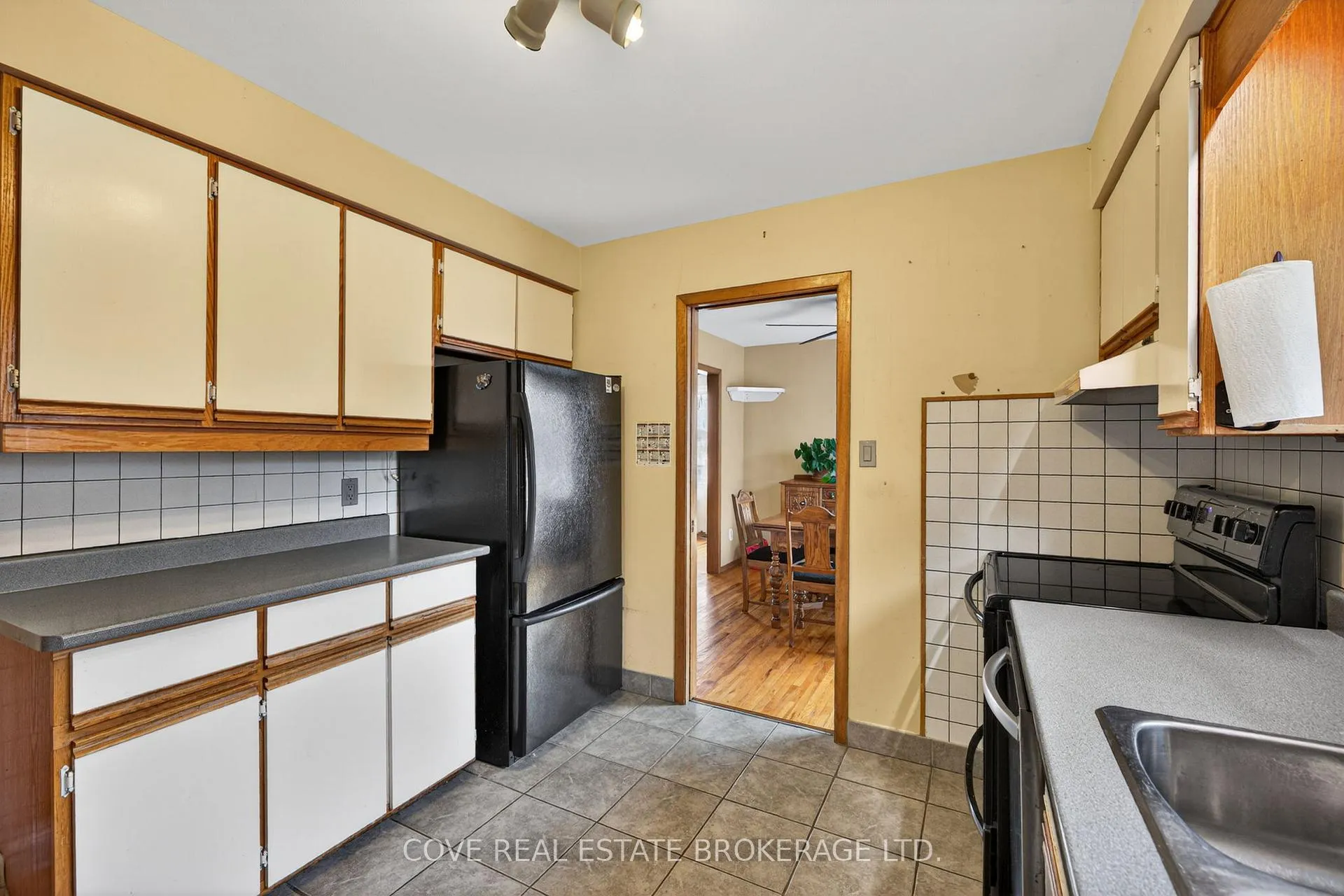 Photo 10 of 999 Willow Drive, London, South Y — HOMEH