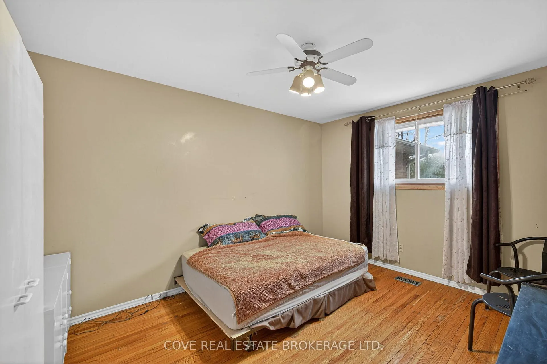 Photo 11 of 999 Willow Drive, London, South Y — HOMEH