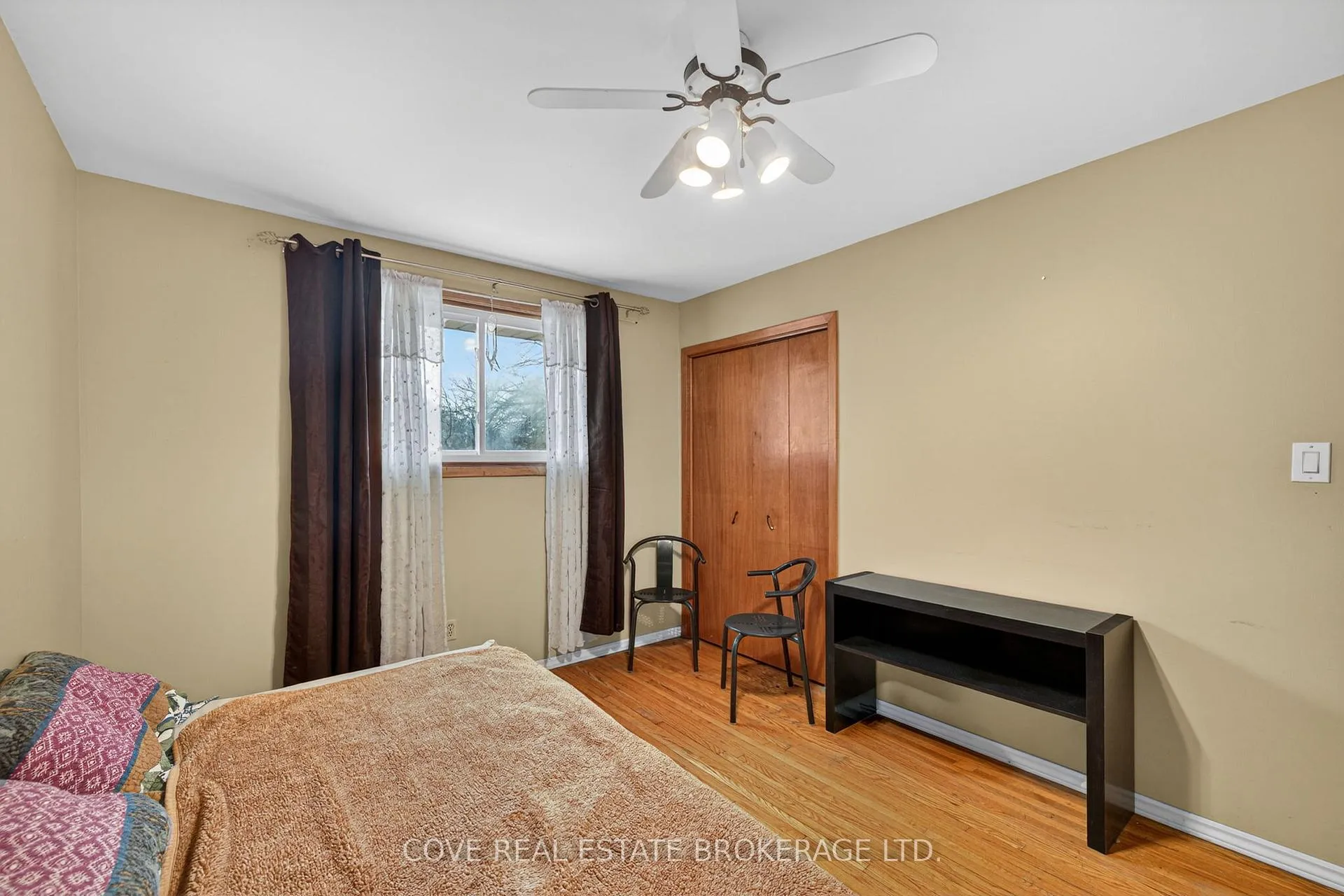 Photo 12 of 999 Willow Drive, London, South Y — HOMEH