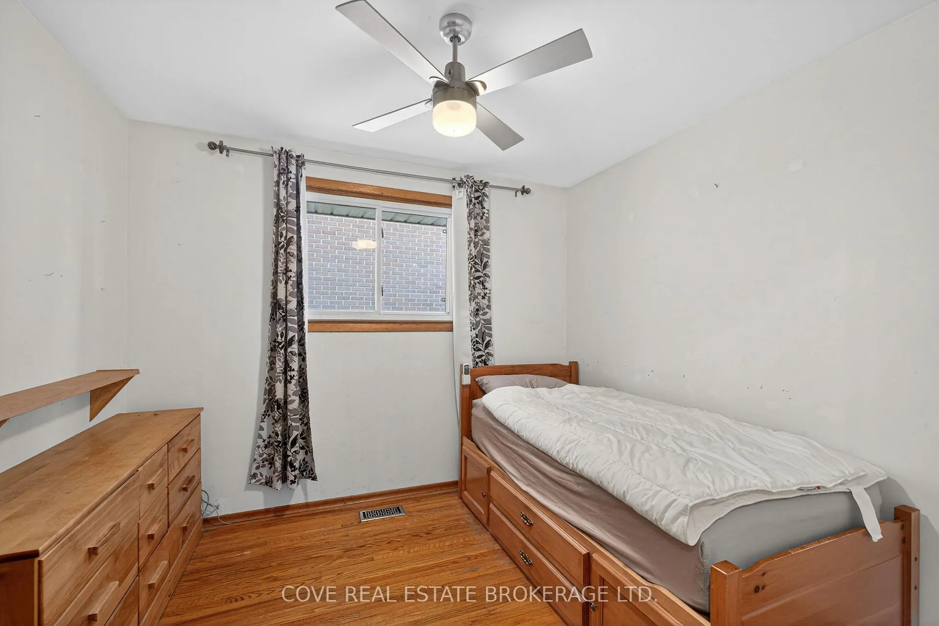 Photo 14 of 999 Willow Drive, London, South Y — HOMEH