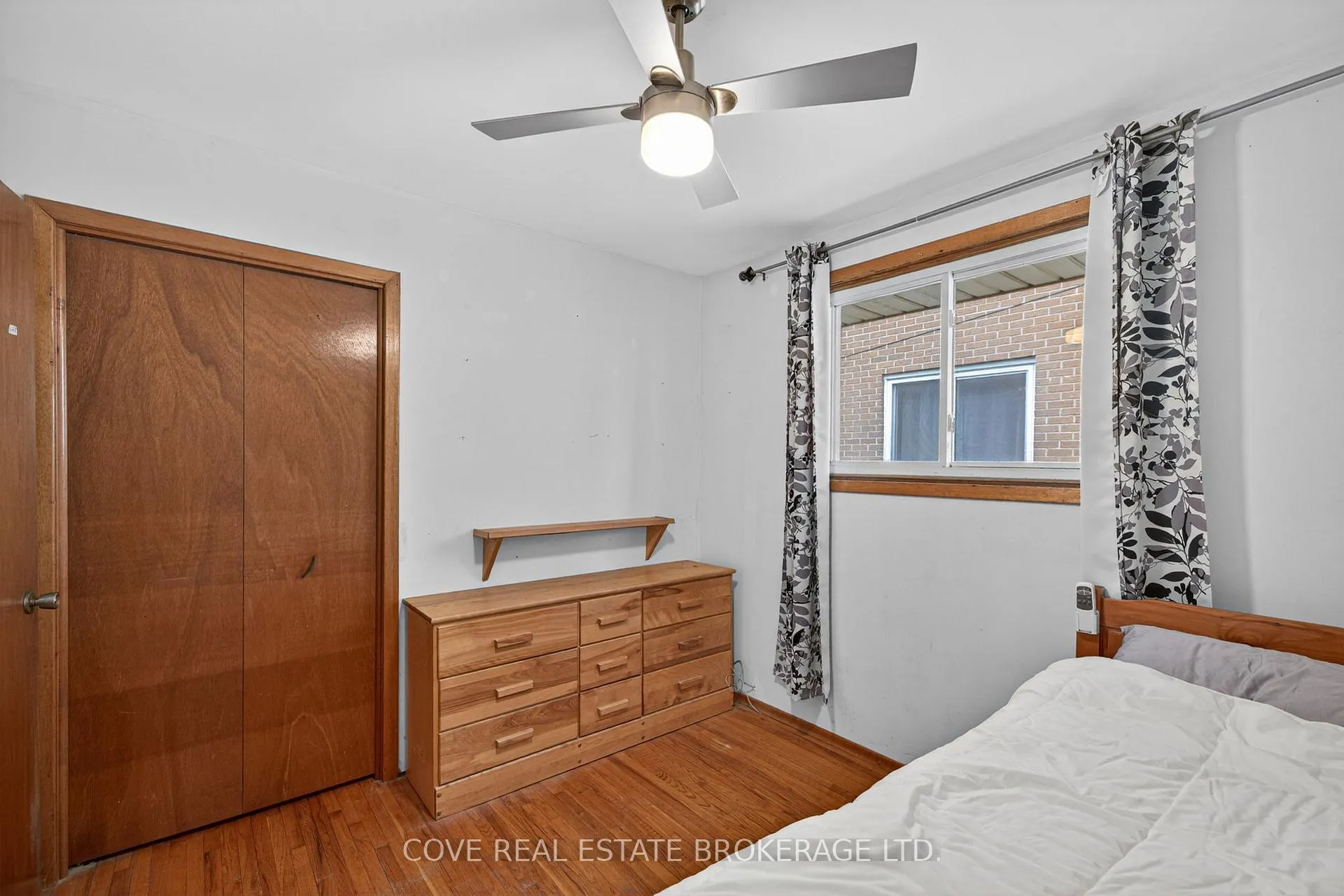 Photo 15 of 999 Willow Drive, London, South Y — HOMEH