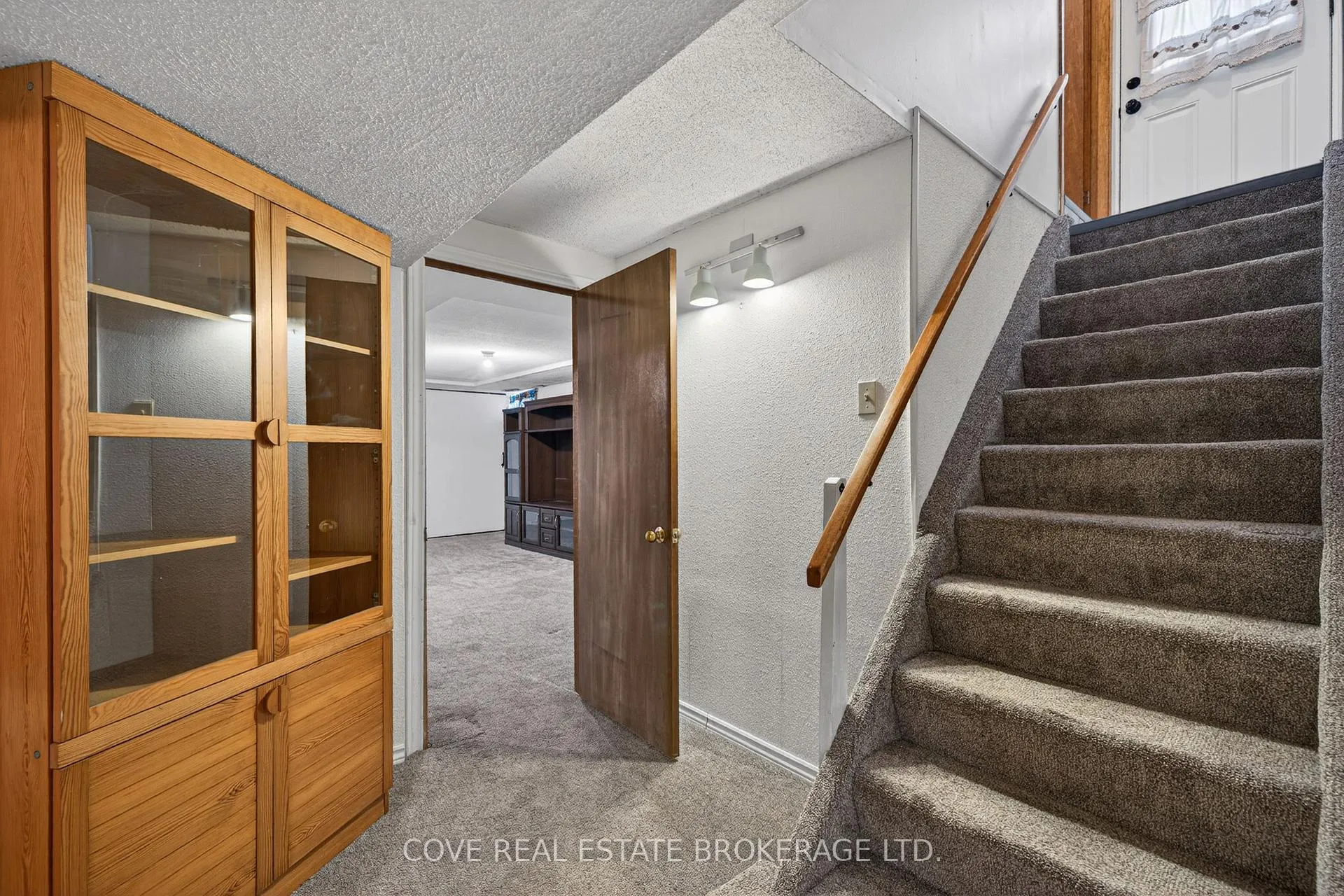 Photo 19 of 999 Willow Drive, London, South Y — HOMEH