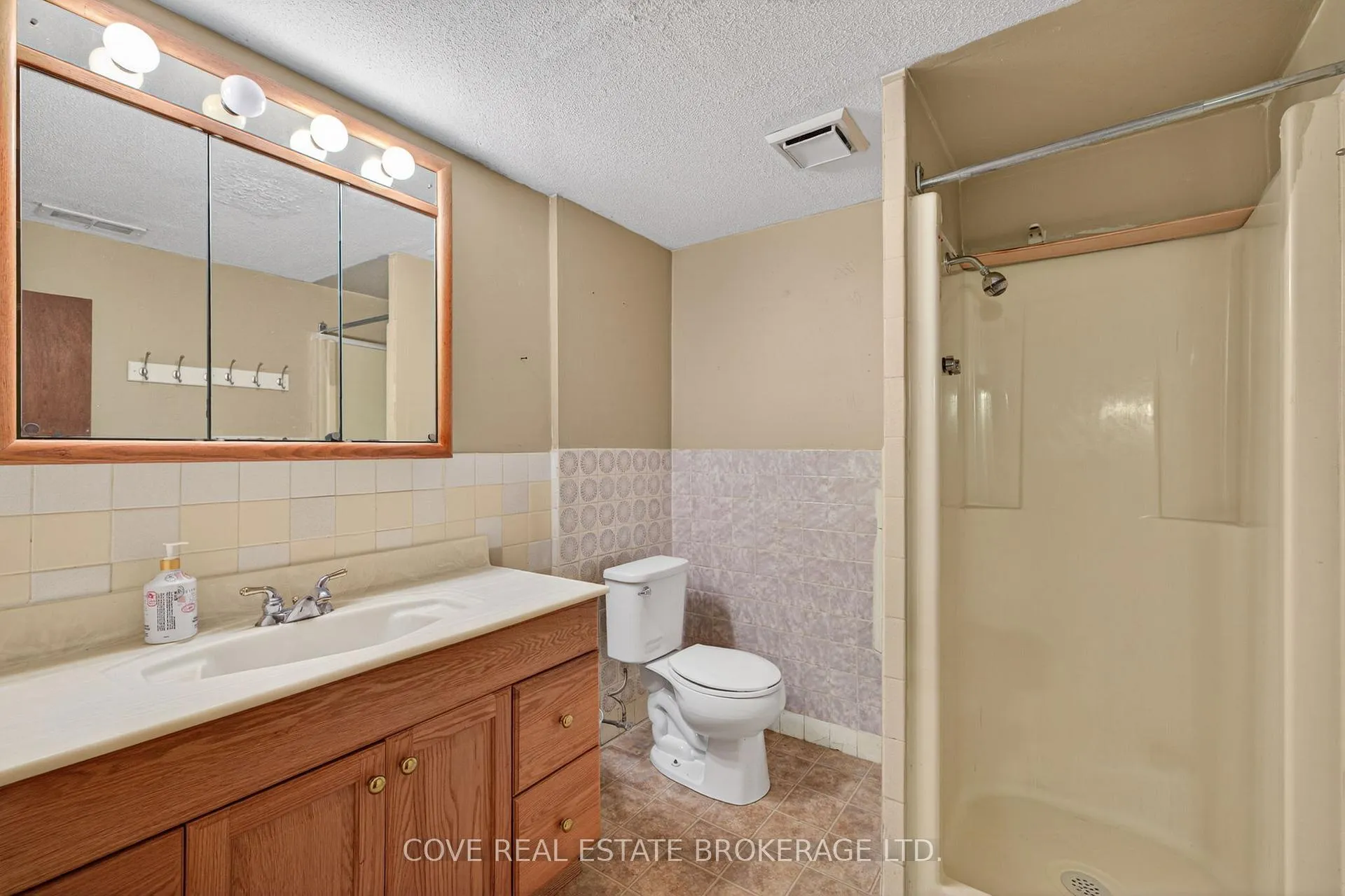 Photo 27 of 999 Willow Drive, London, South Y — HOMEH
