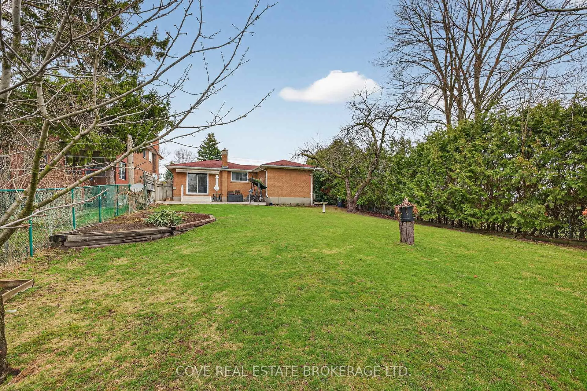 Photo 32 of 999 Willow Drive, London, South Y — HOMEH