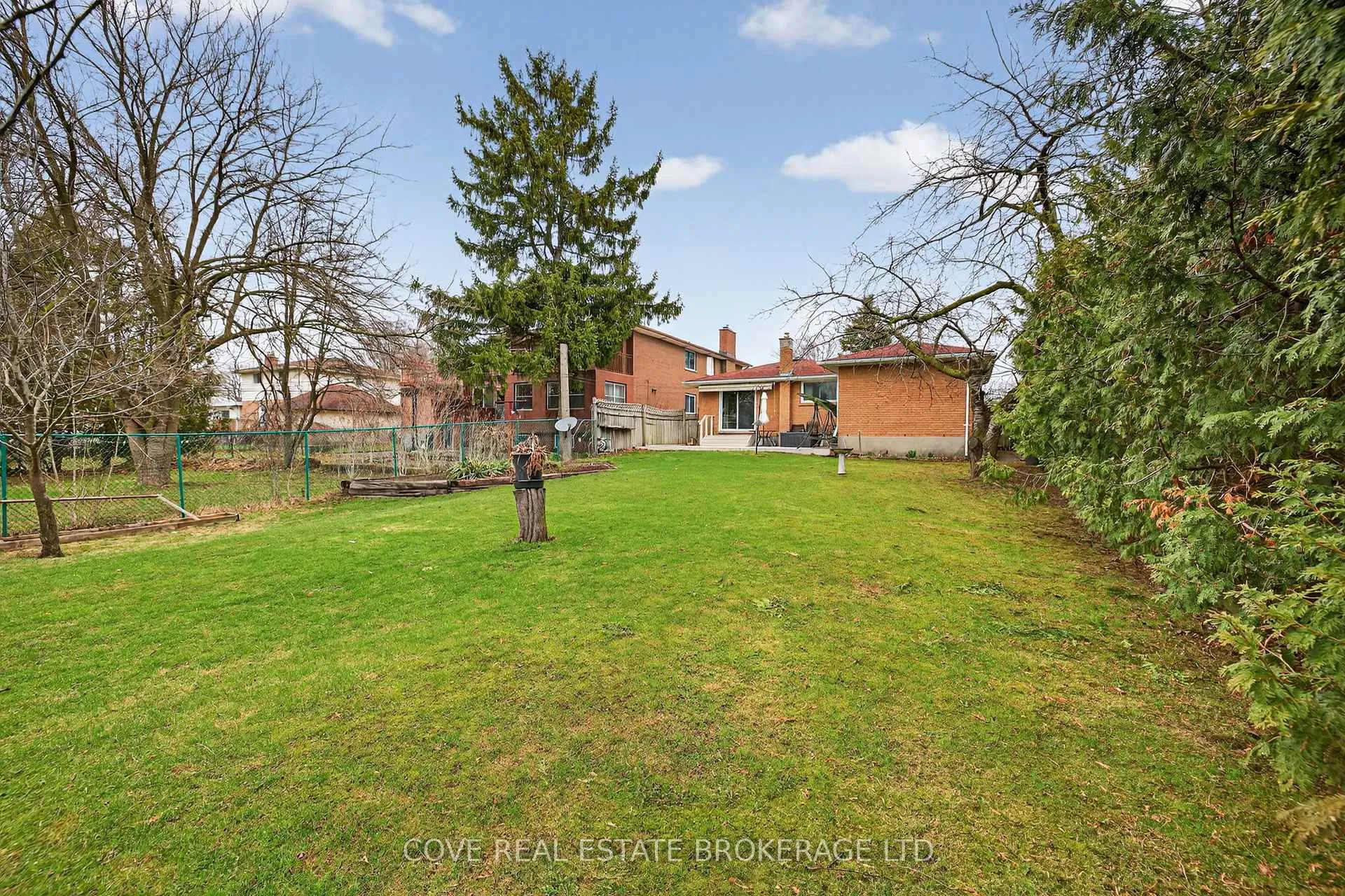 Photo 33 of 999 Willow Drive, London, South Y — HOMEH