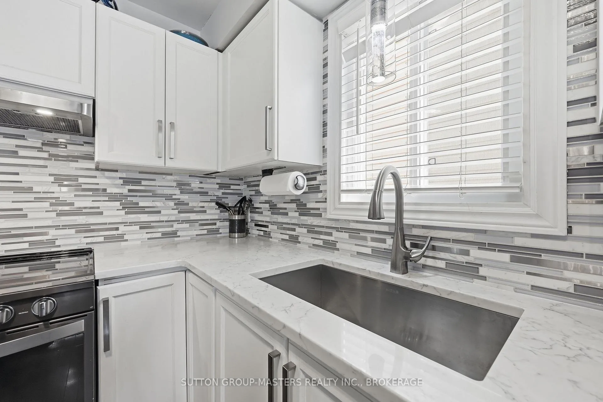 Photo 12 of 811 Lotus Avenue, Kingston, Kingston East (Incl Barret Crt) — HOMEH