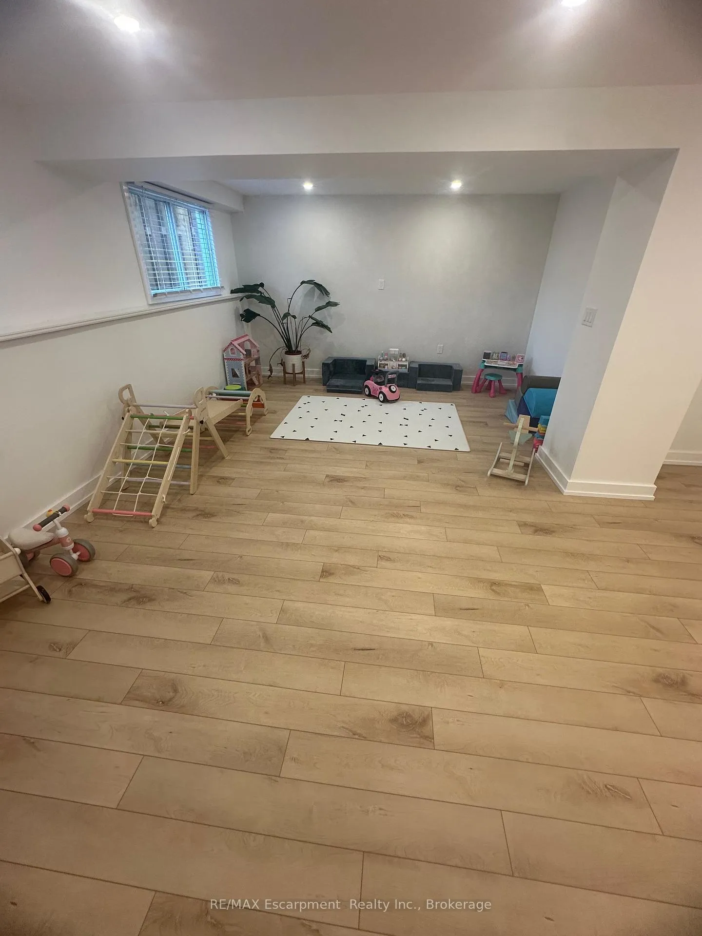 Photo 15 of 8383 Mundare Crescent, Niagara Falls, Chippawa — HOMEH