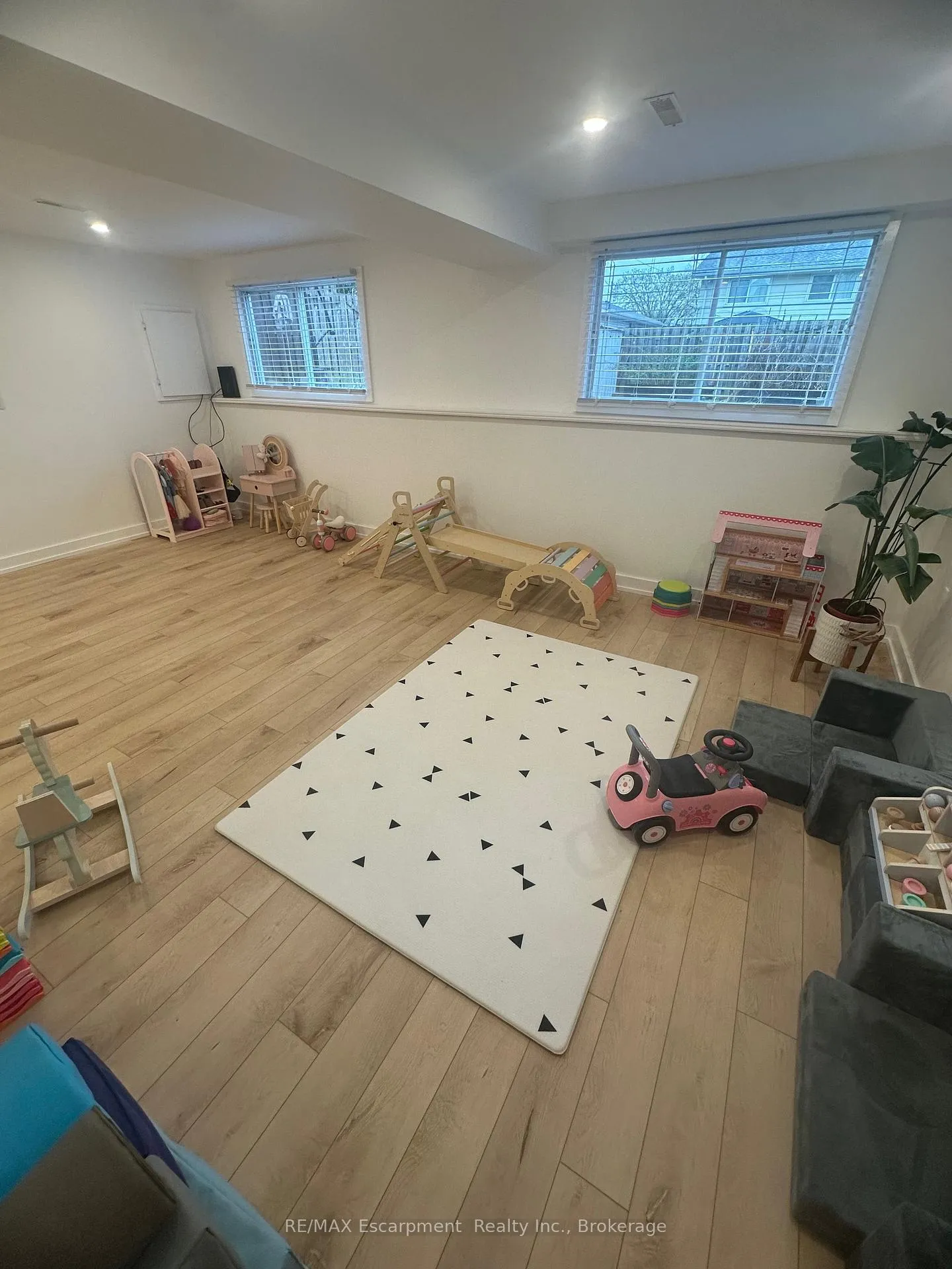 Photo 16 of 8383 Mundare Crescent, Niagara Falls, Chippawa — HOMEH