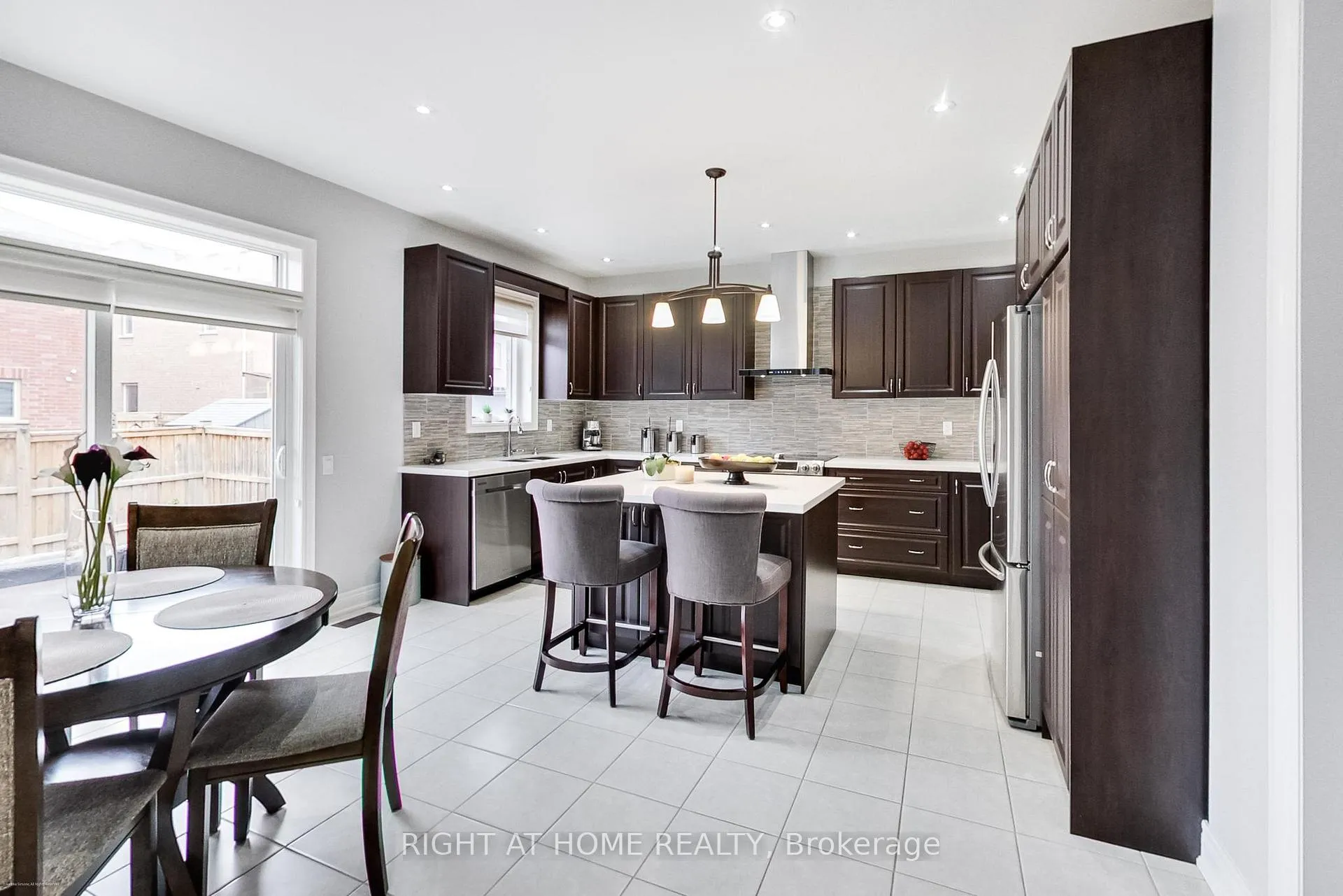 Photo 6 of 571 Dougall Avenue, Caledon, Rural Caledon — HOMEH