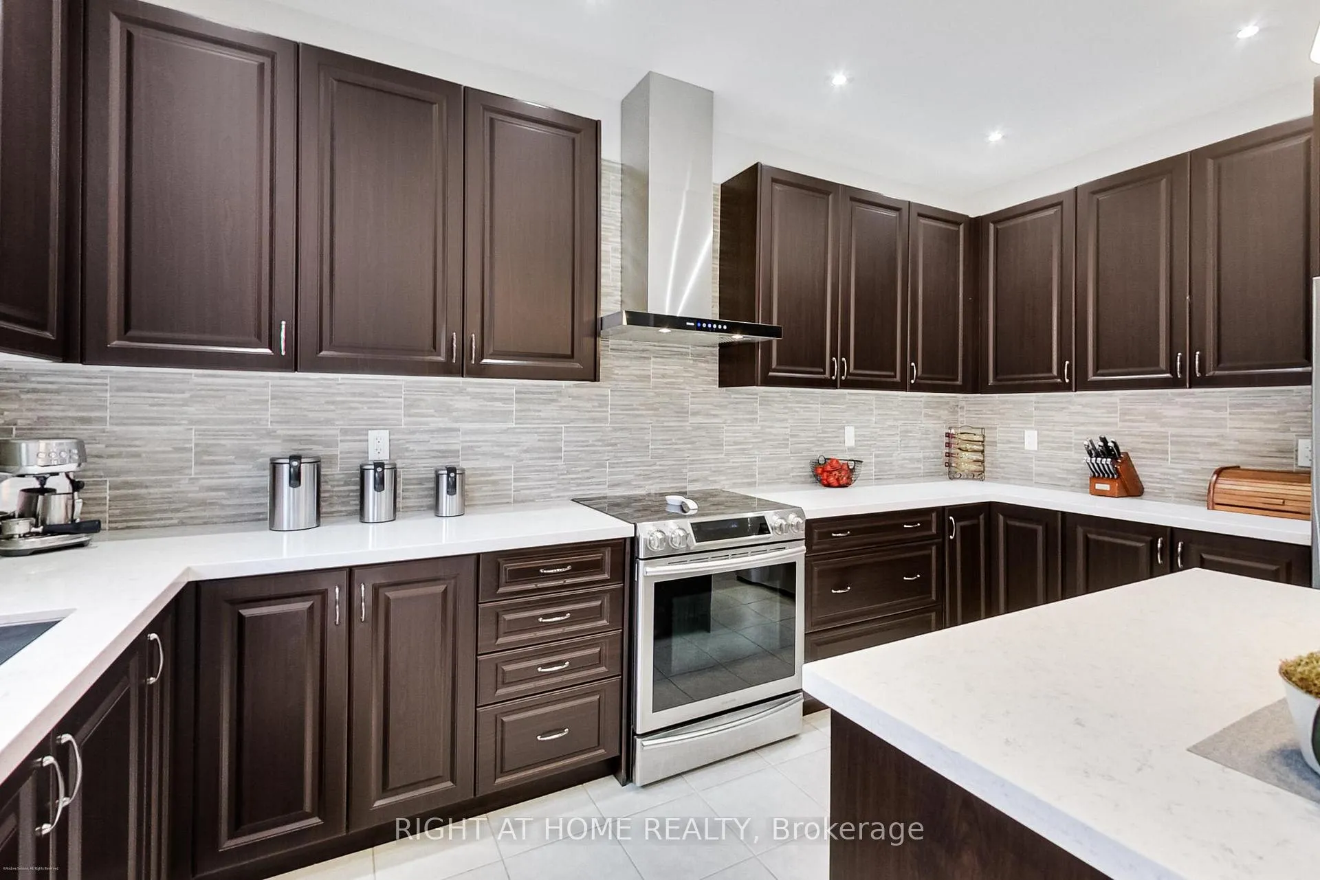 Photo 8 of 571 Dougall Avenue, Caledon, Rural Caledon — HOMEH