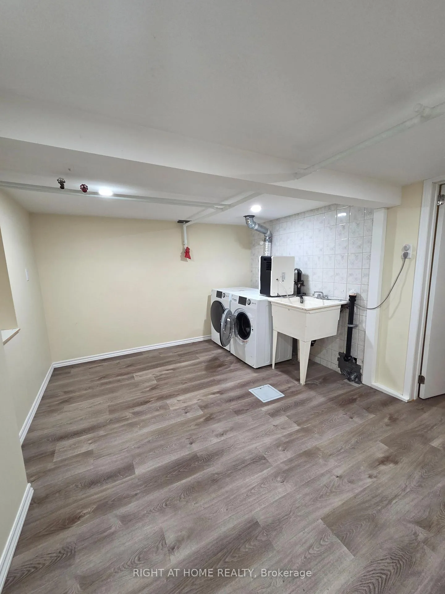 Photo 3 of Unit 1, 298 Emerald Street N, Hamilton, Landsdale — HOMEH
