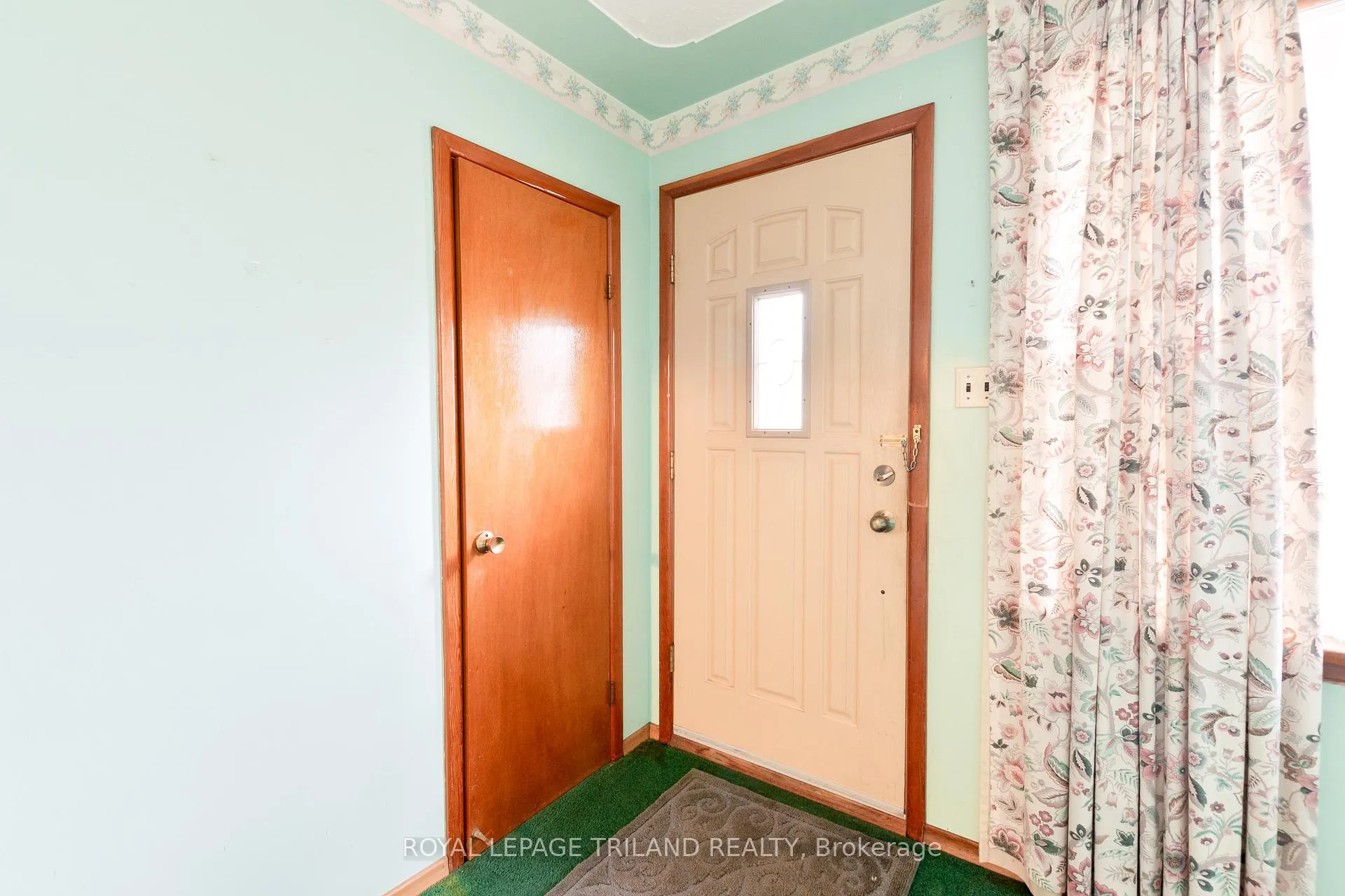 Photo 4 of 87 Arcadia Crescent, London, East O — HOMEH