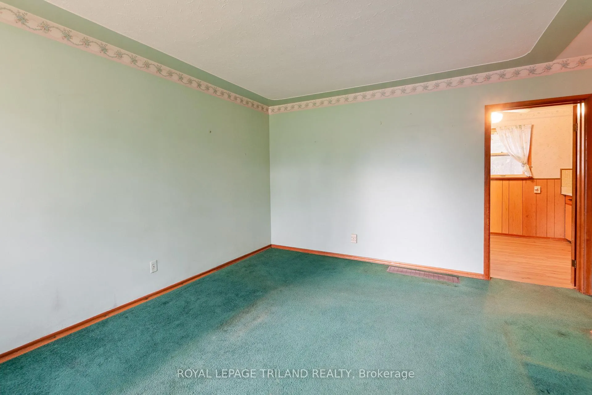 Photo 5 of 87 Arcadia Crescent, London, East O — HOMEH