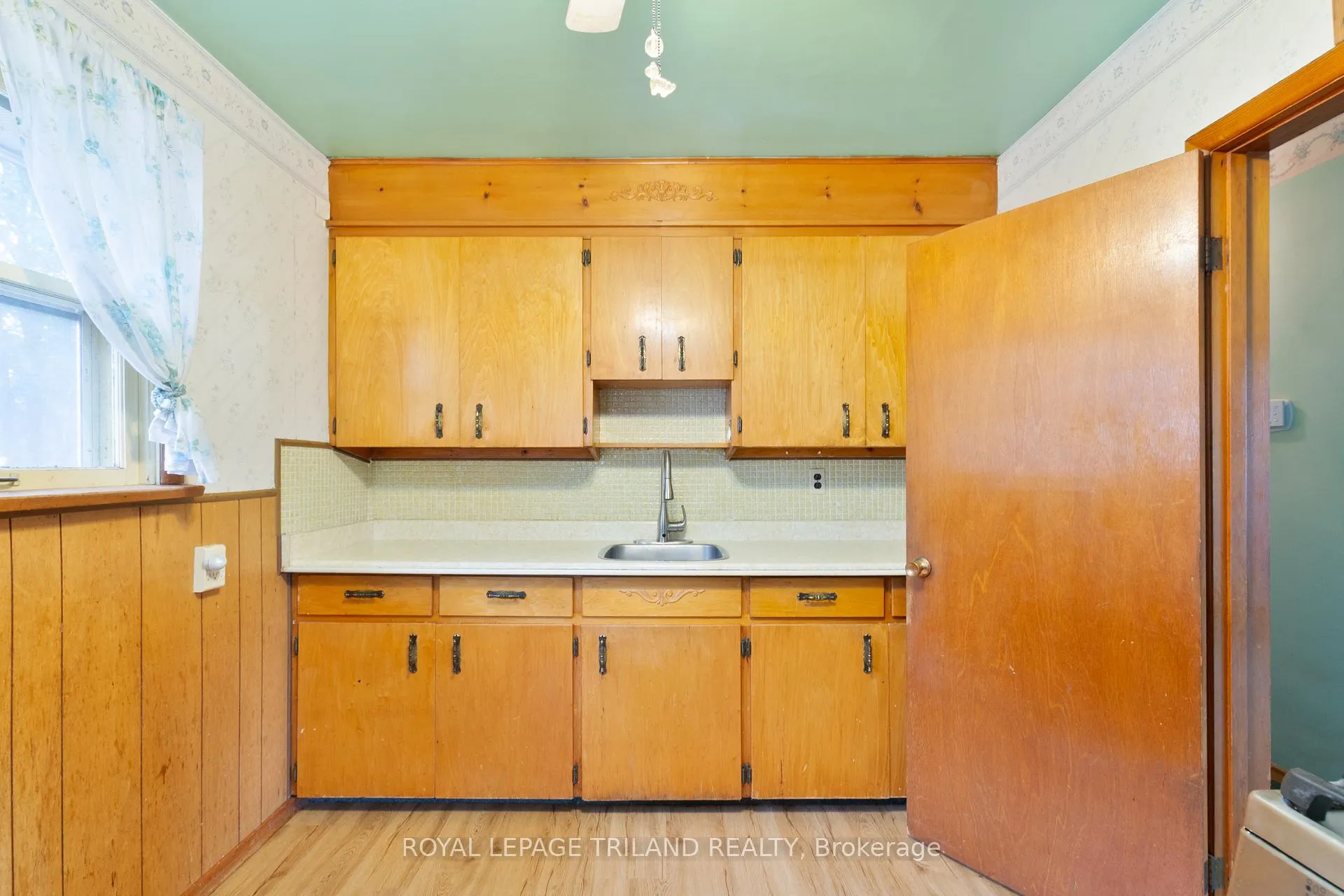 Photo 10 of 87 Arcadia Crescent, London, East O — HOMEH