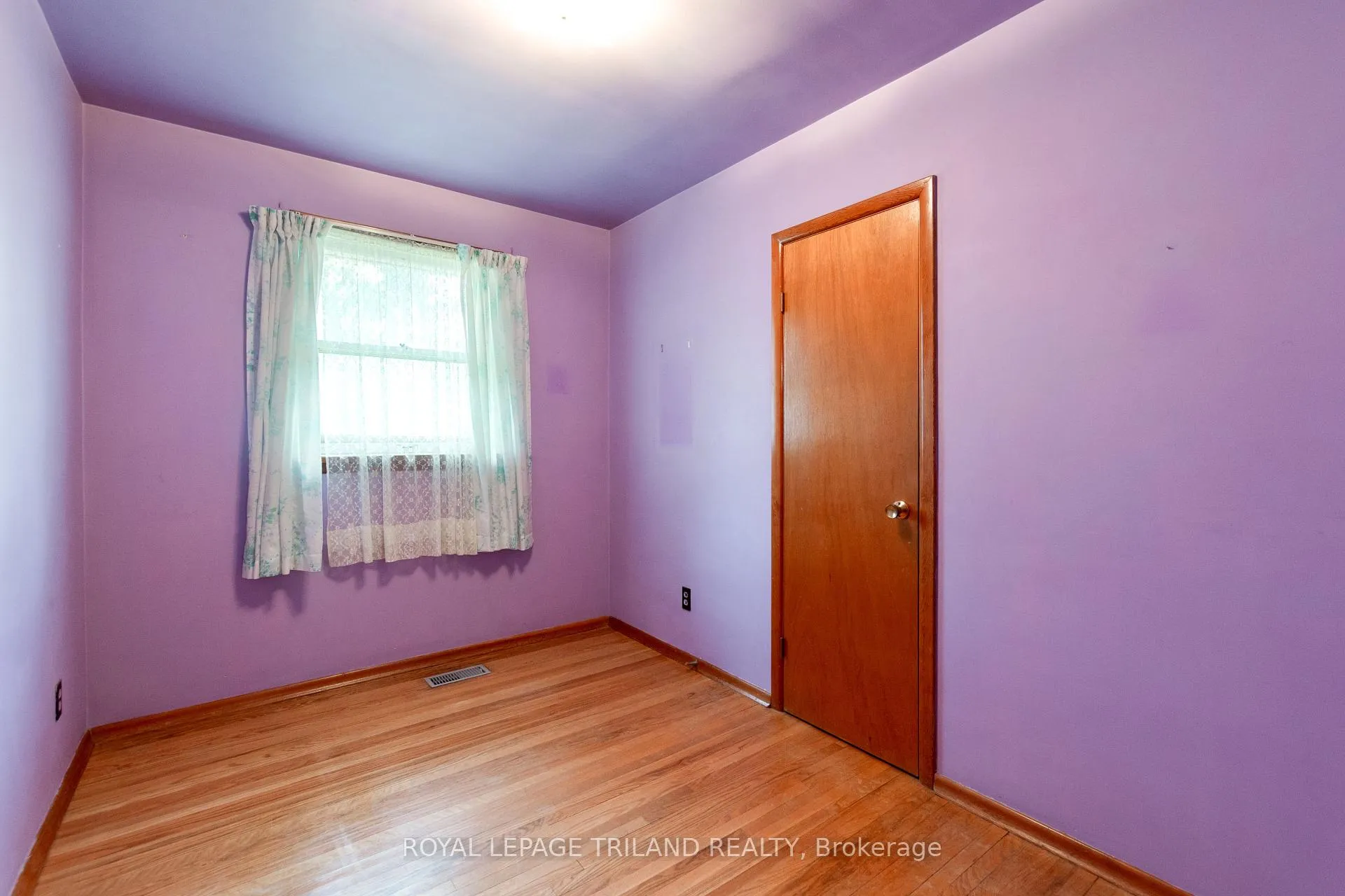 Photo 13 of 87 Arcadia Crescent, London, East O — HOMEH