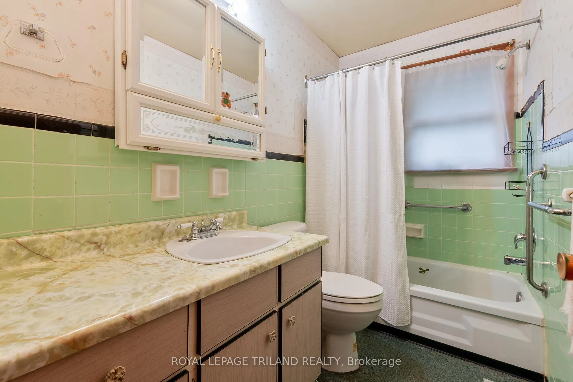 Photo 15 of 87 Arcadia Crescent, London, East O — HOMEH