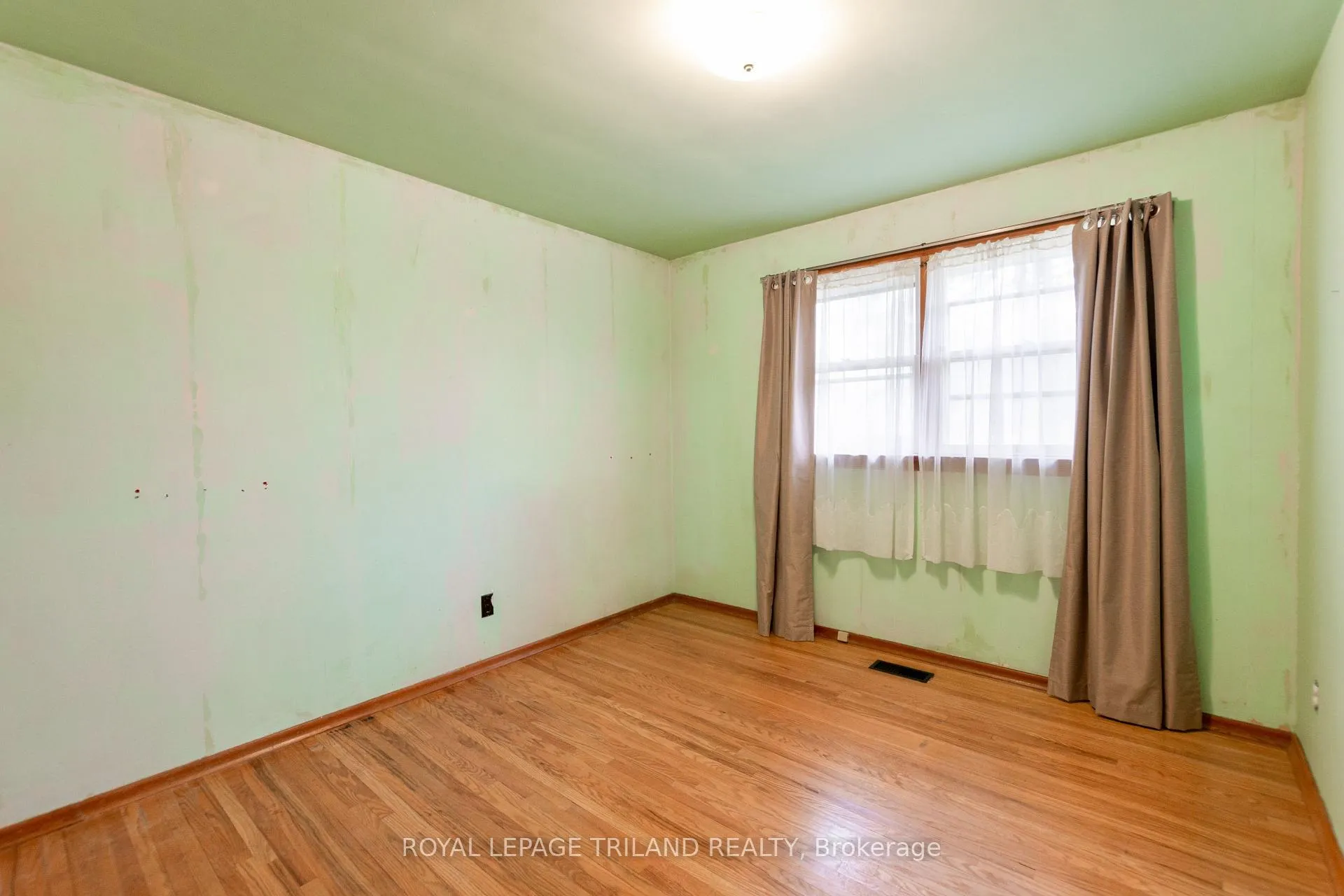 Photo 16 of 87 Arcadia Crescent, London, East O — HOMEH