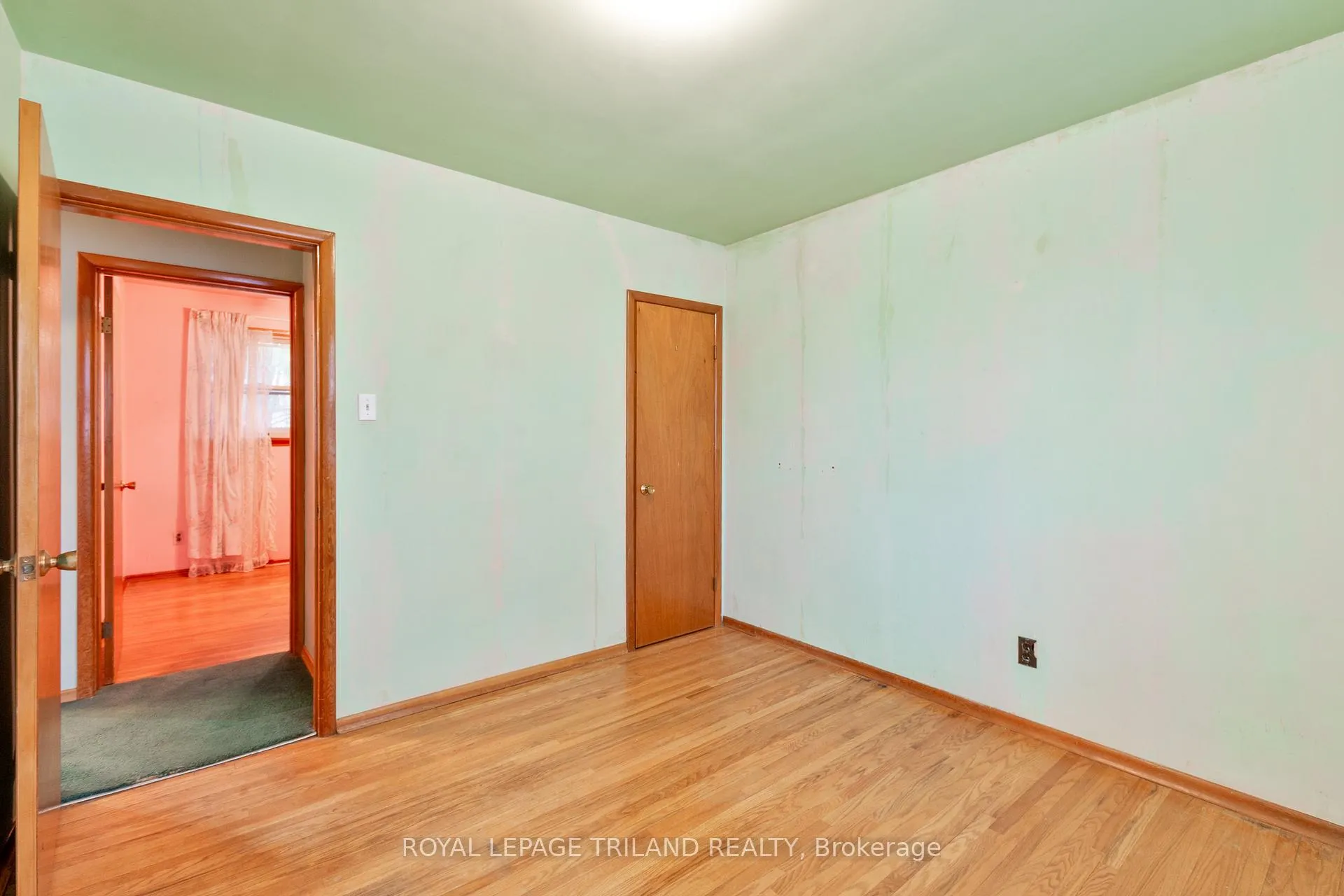 Photo 17 of 87 Arcadia Crescent, London, East O — HOMEH