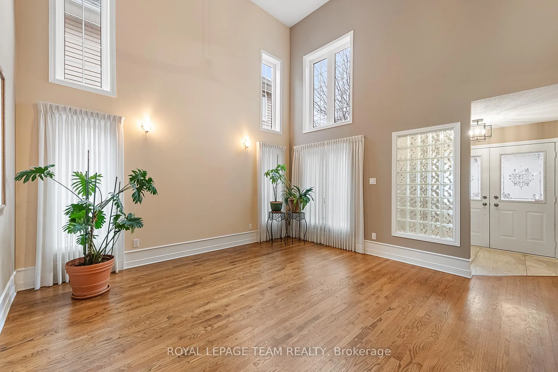 Photo 10 of 844 Giant Cedars Crescent, Ottawa, Riverside South/Gloucester Glen — HOMEH