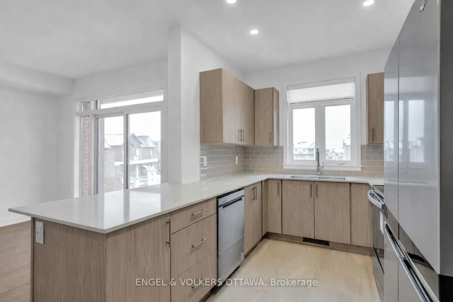 Photo 5 of 802 Anciano Crescent, Ottawa, Kanata - Emerald Meadows/Trailwest — HOMEH