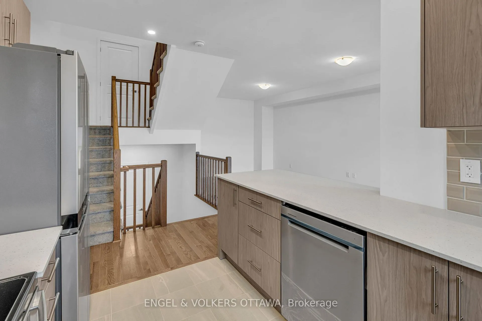 Photo 7 of 802 Anciano Crescent, Ottawa, Kanata - Emerald Meadows/Trailwest — HOMEH