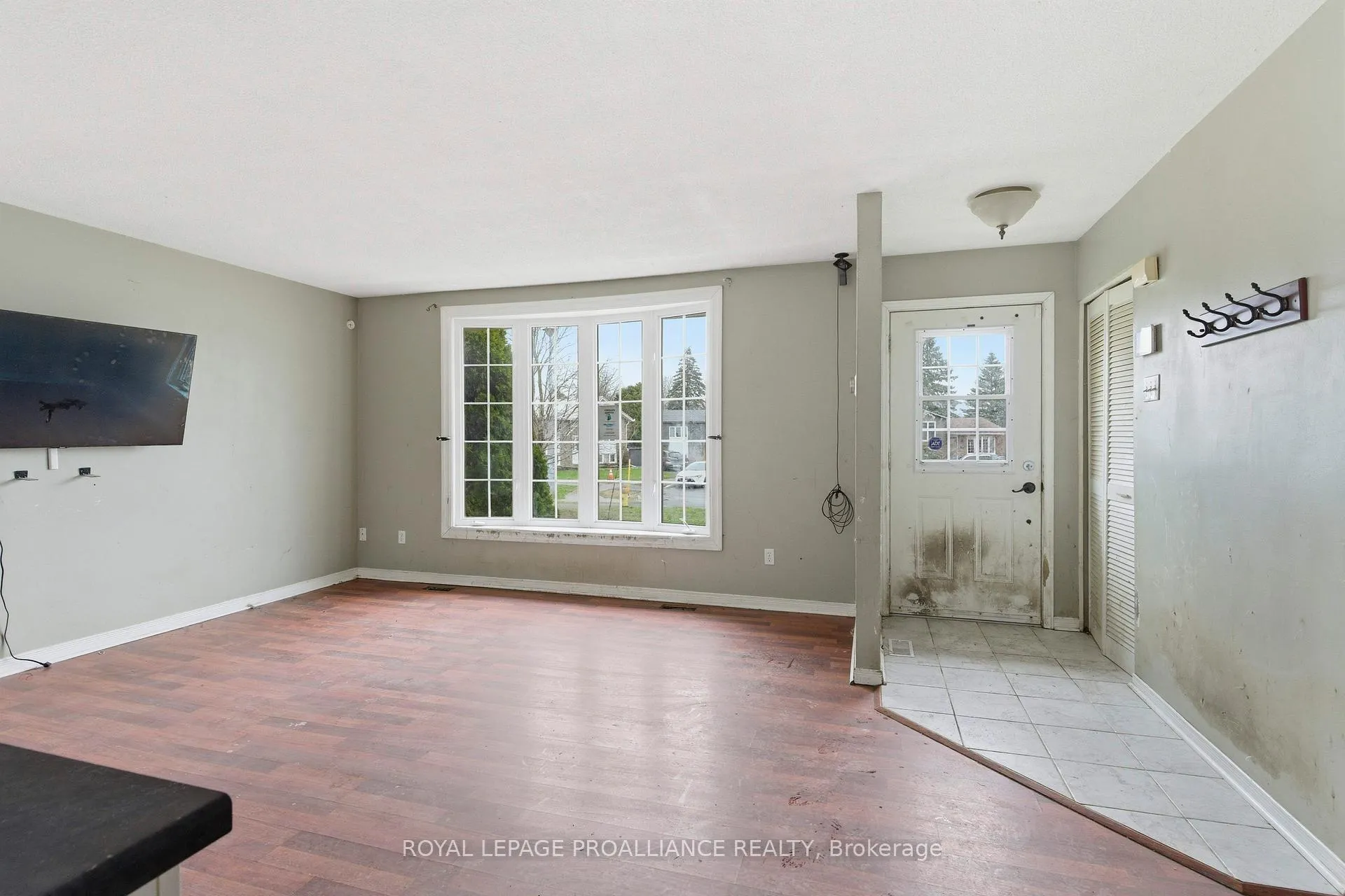 Photo 2 of 1306 Brockmount Place, Brockville — HOMEH