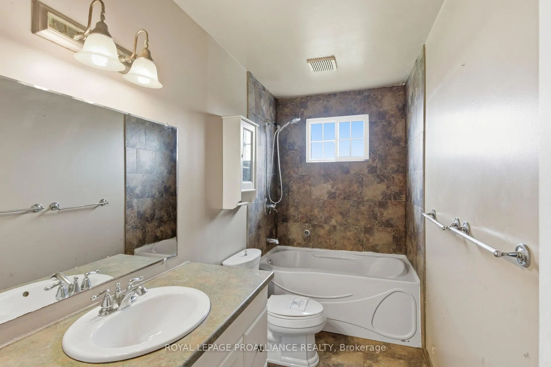 Photo 13 of 1306 Brockmount Place, Brockville — HOMEH
