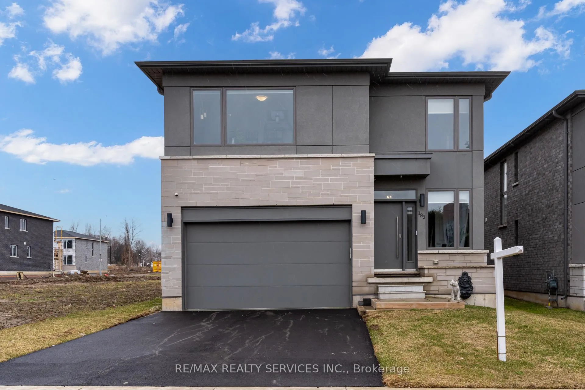 Photo 3 of 182 Klein Circle, Hamilton, Meadowlands — HOMEH