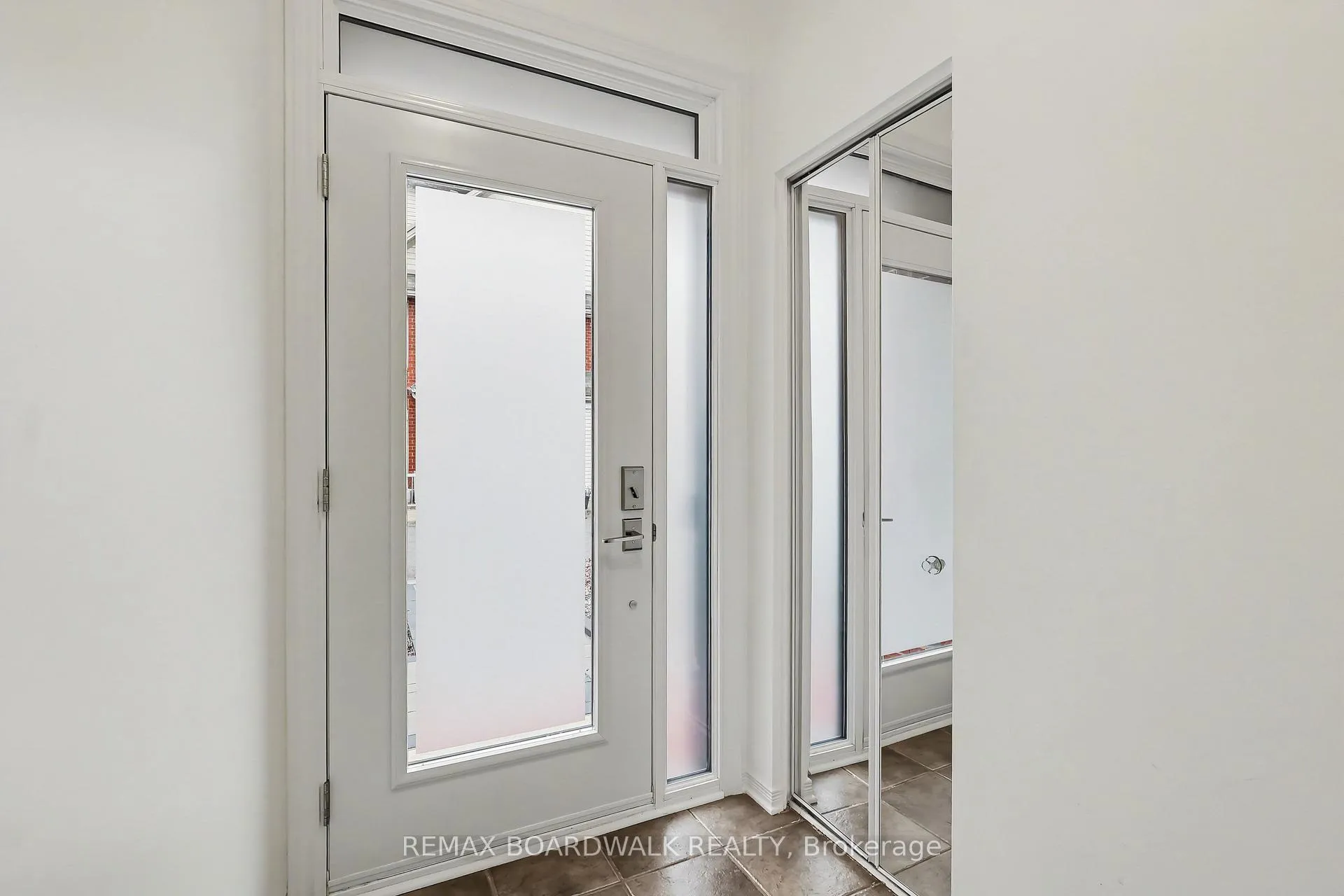 Photo 3 of 295 Meilleur Private, Ottawa, Vanier — HOMEH