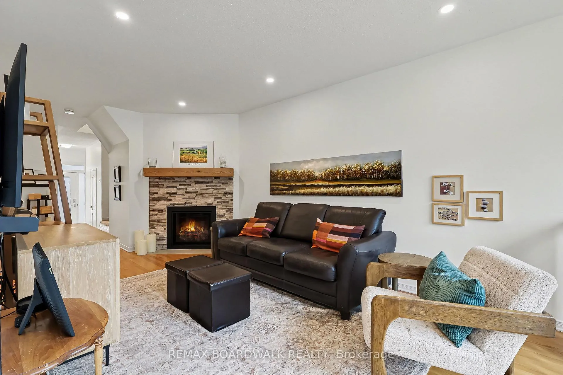 Photo 5 of 295 Meilleur Private, Ottawa, Vanier — HOMEH