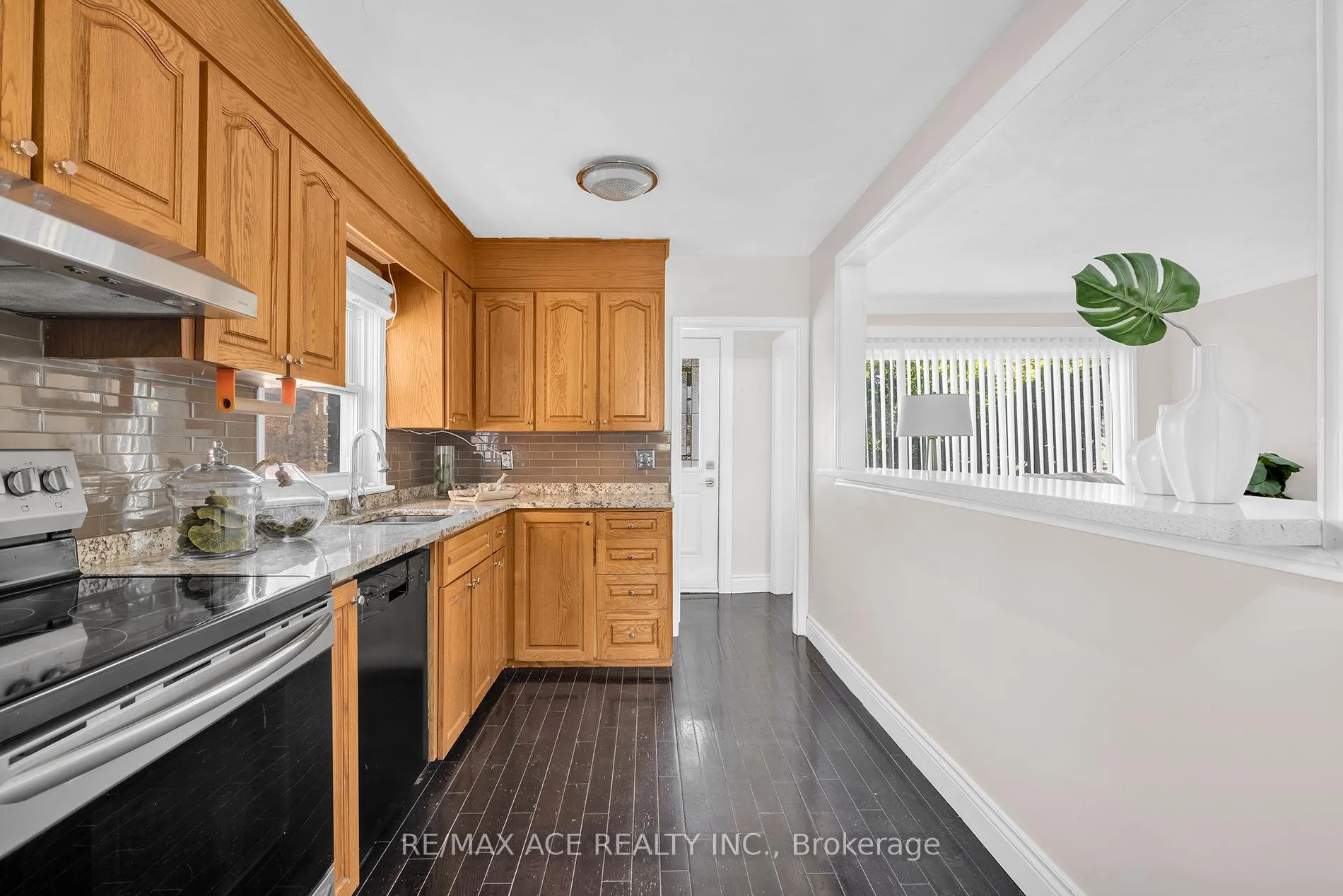 Photo 7 of 54 S Woodrow Boulevard, Scarborough, Birchcliffe-Cliffside — HOMEH