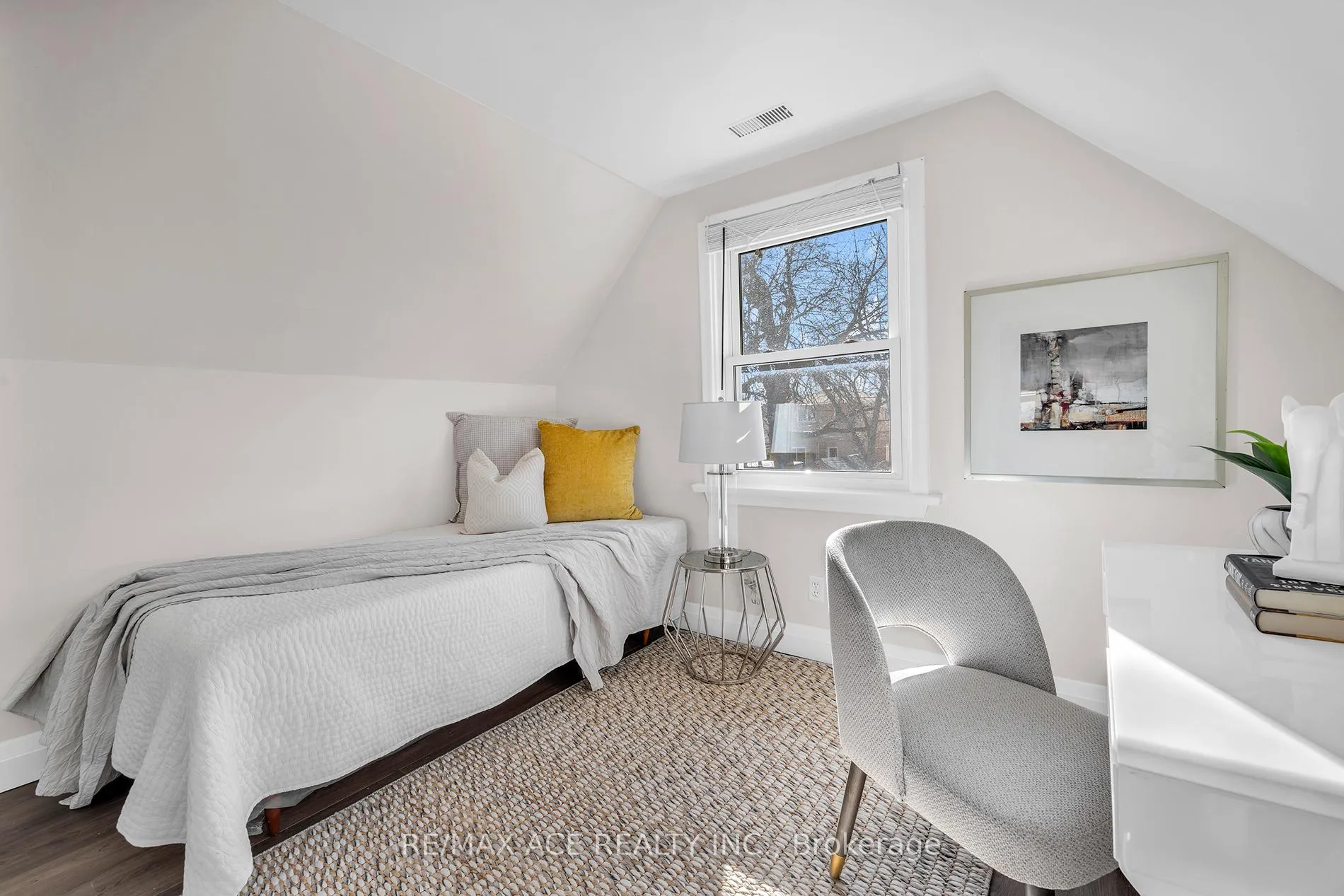 Photo 21 of 54 S Woodrow Boulevard, Scarborough, Birchcliffe-Cliffside — HOMEH