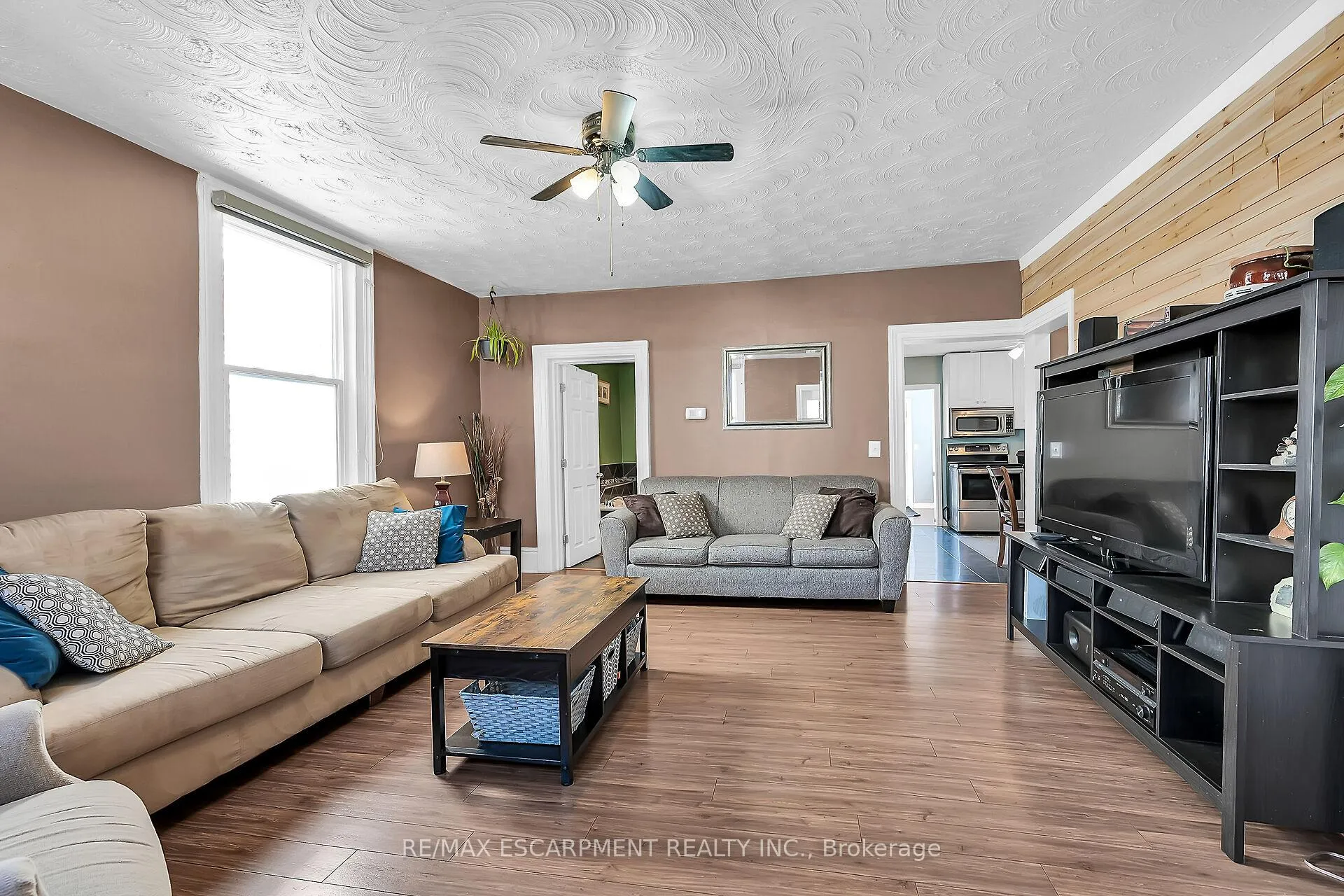 Photo 8 of 46 Walnut Street, Brantford — HOMEH