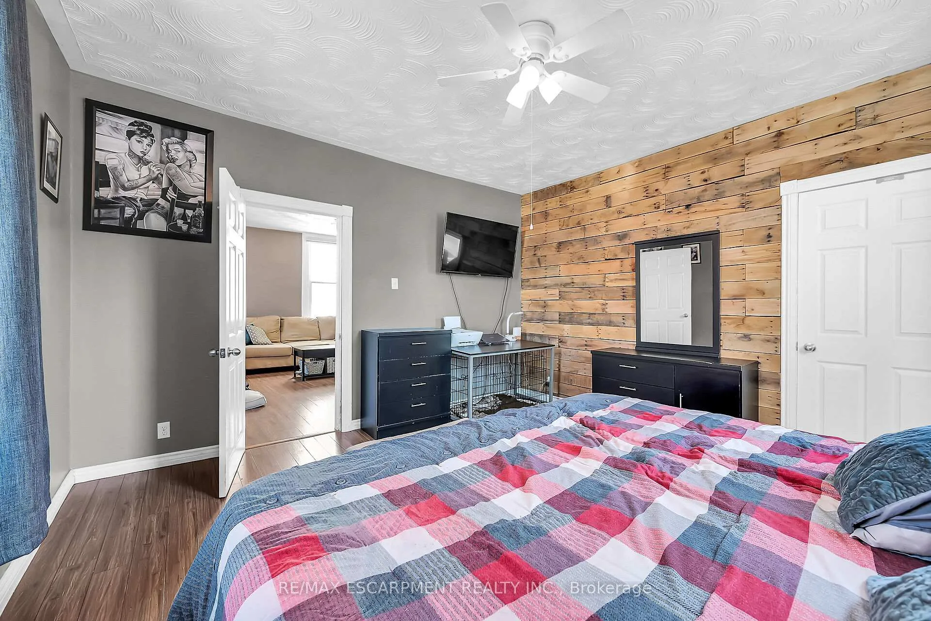 Photo 23 of 46 Walnut Street, Brantford — HOMEH