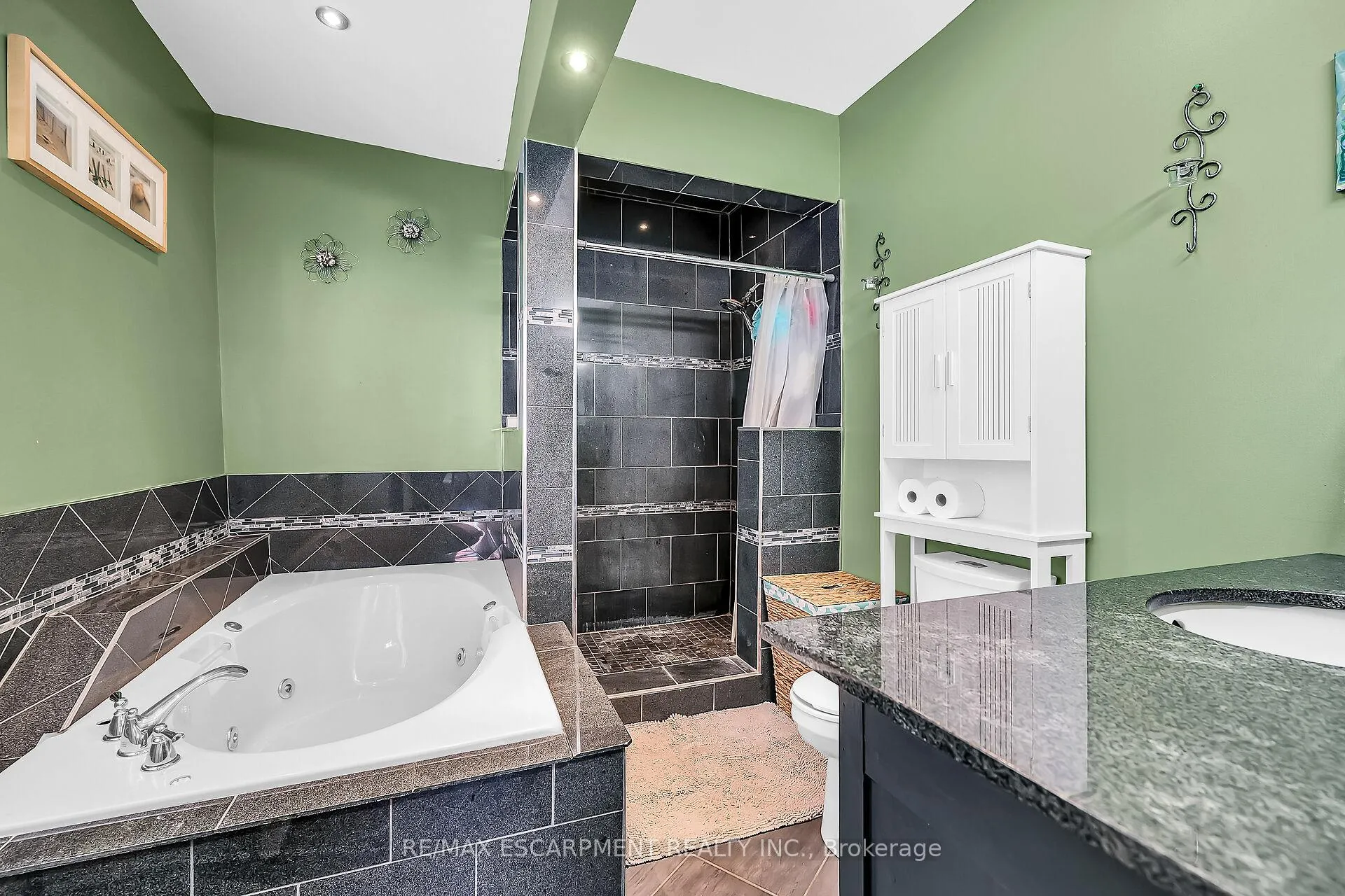 Photo 24 of 46 Walnut Street, Brantford — HOMEH