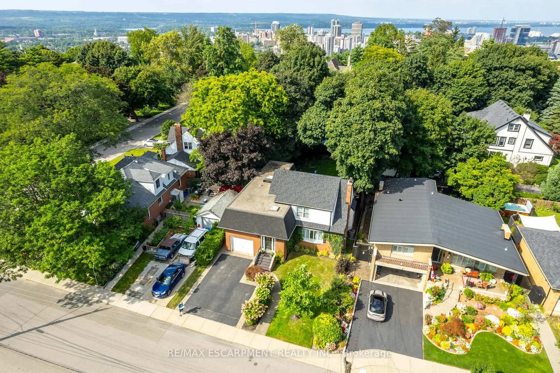 Photo 2 of 60 Inverness Avenue W, Hamilton, Southam — HOMEH