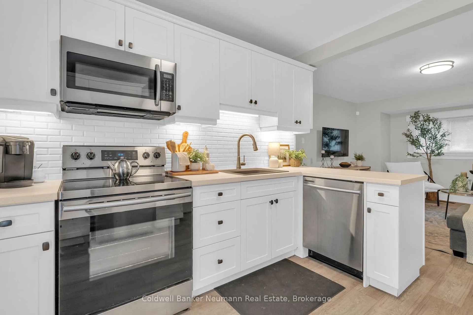 Photo 3 of 194 Dundas Street N, Cambridge — HOMEH