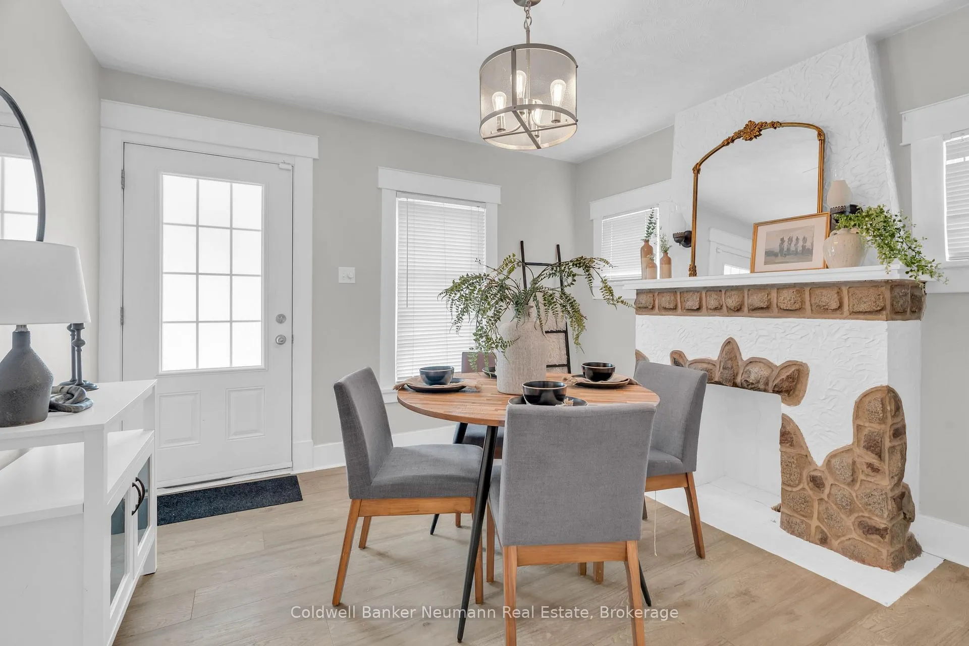 Photo 4 of 194 Dundas Street N, Cambridge — HOMEH