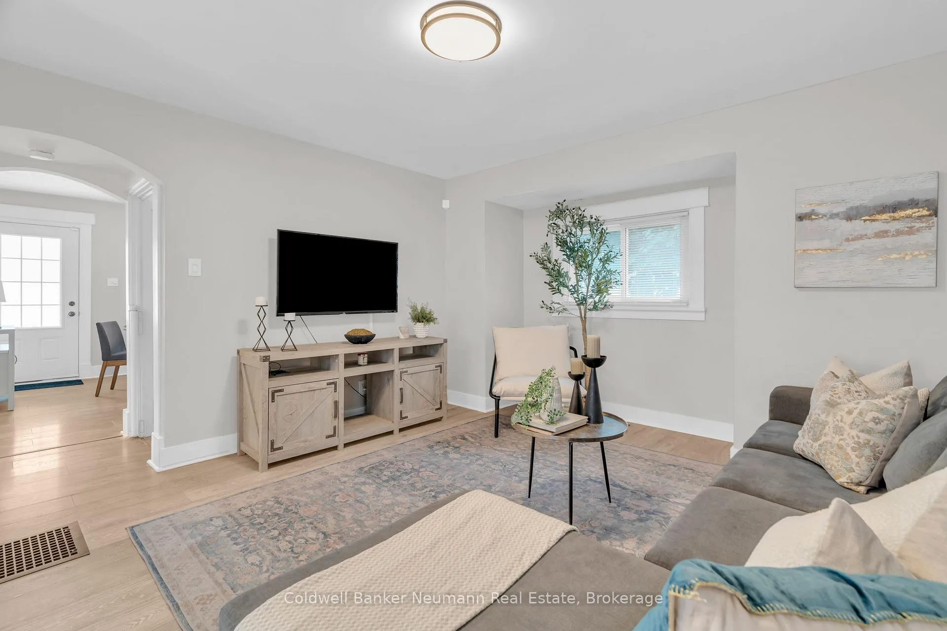 Photo 11 of 194 Dundas Street N, Cambridge — HOMEH