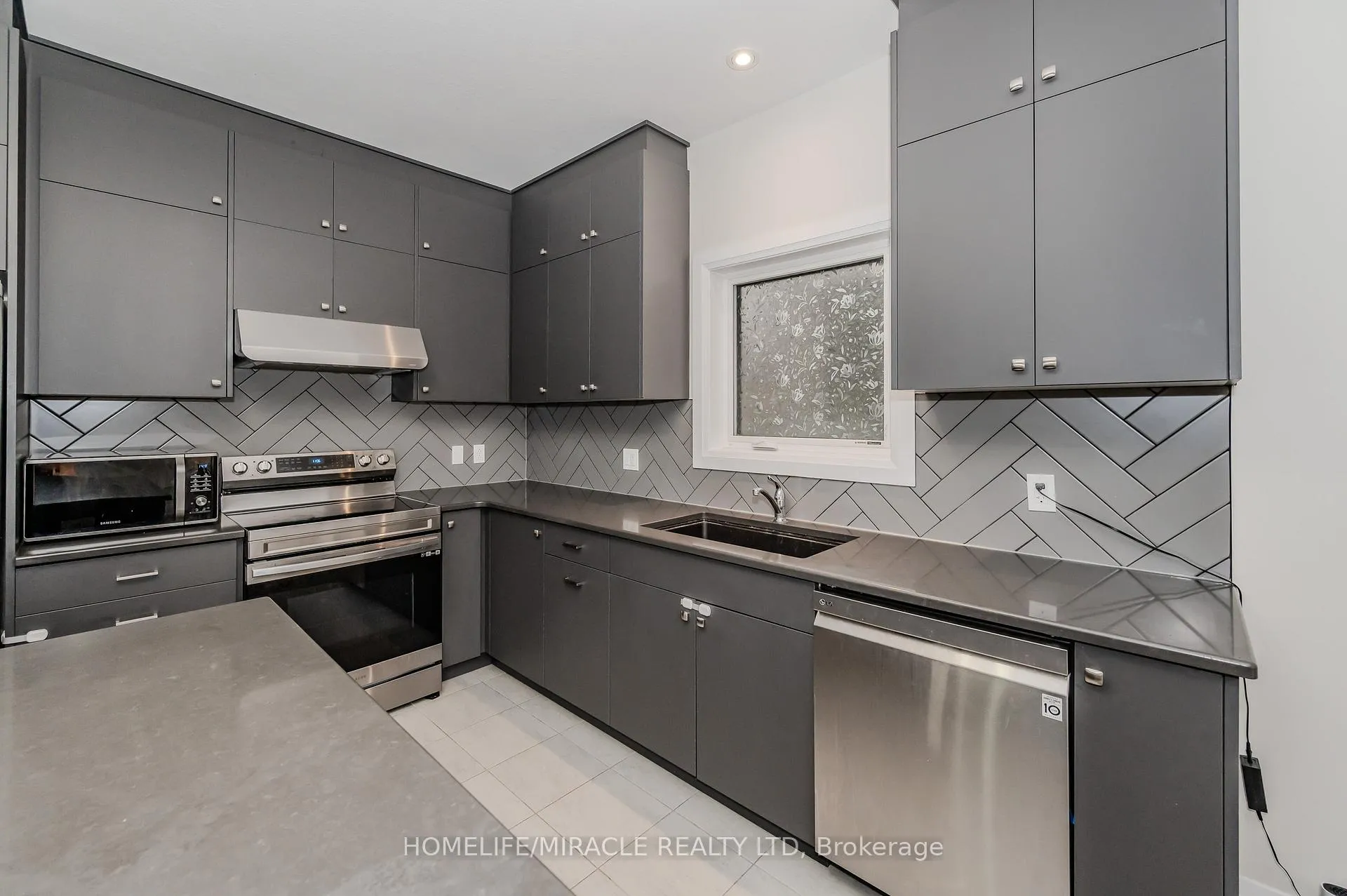 Photo 15 of 119 Monarch woods Drive, Kitchener, Doon South — HOMEH